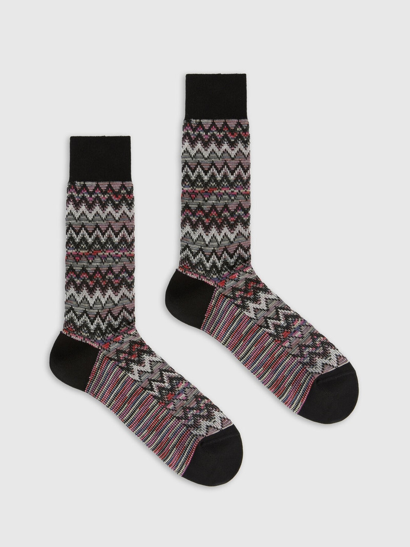 Short socks in 100% cotton with striped zig-zag pattern. 1