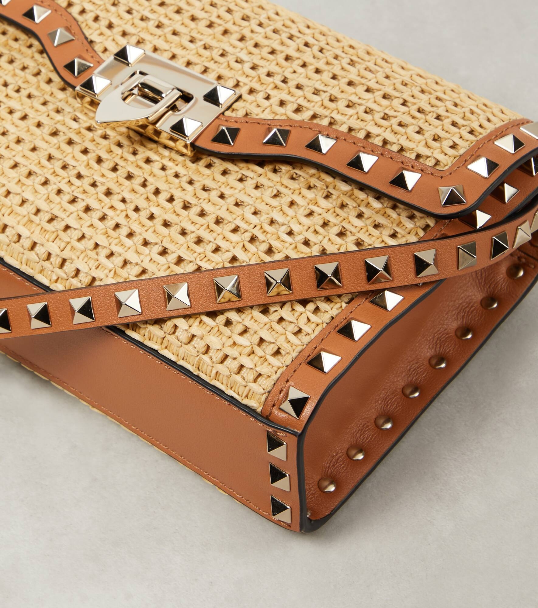 Rockstud Small raffia shoulder bag - 6