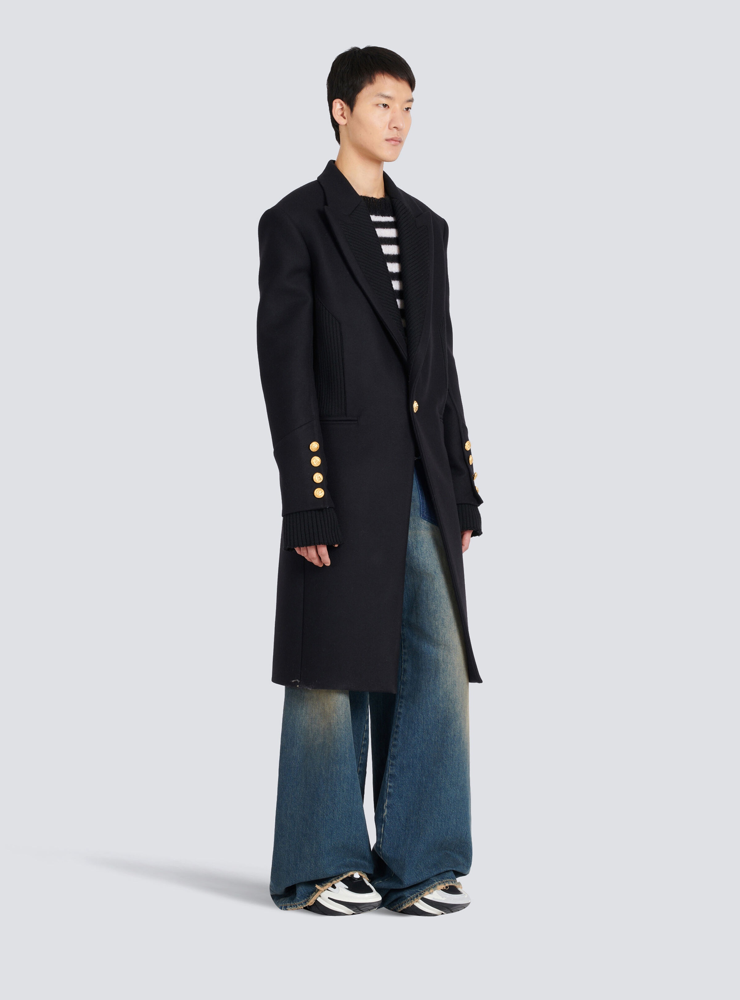 Long wool coat with monogram-patterned collar and lining - 5