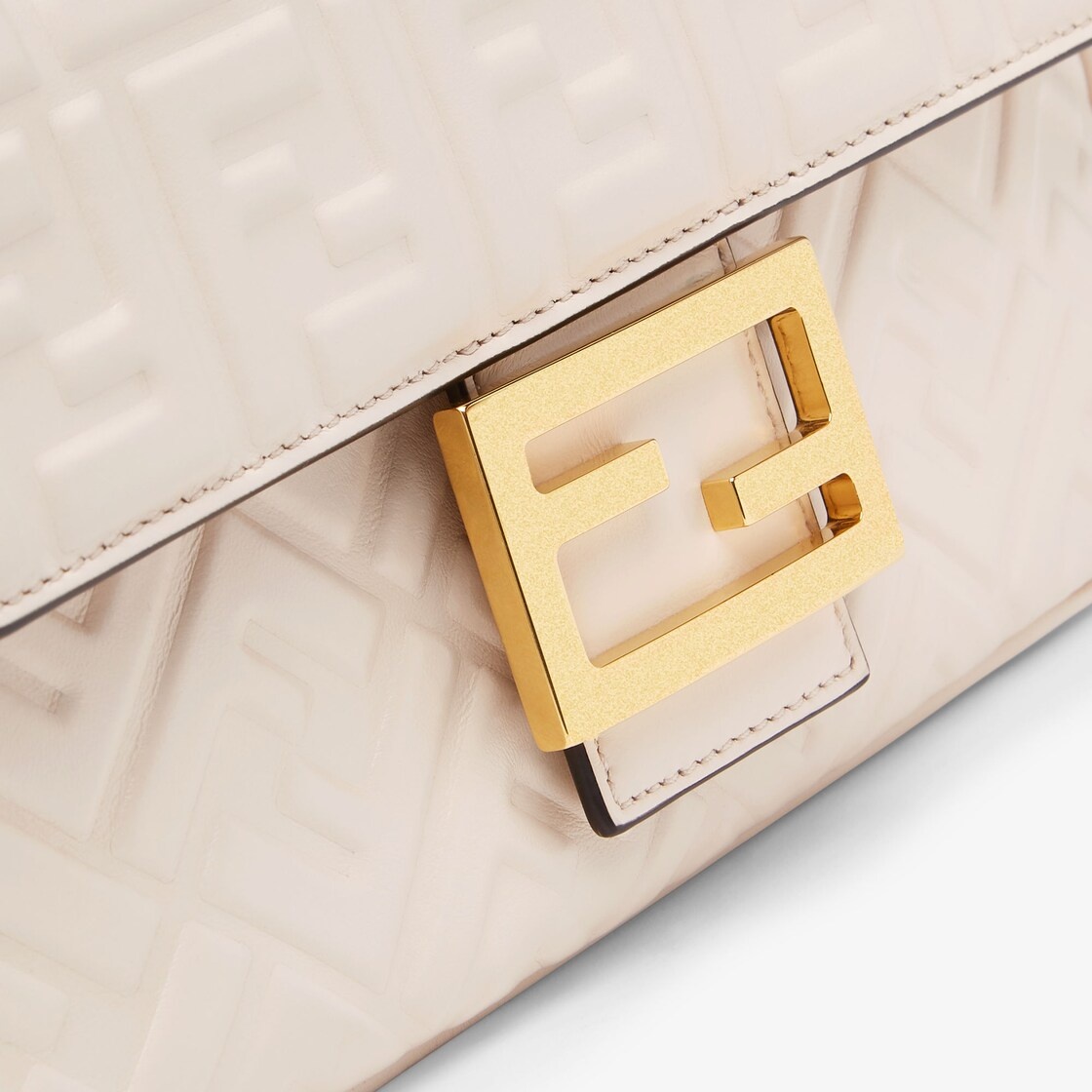 Iconic medium Baguette bag with chain, made of soft nappa leather in camellia-color, with a three-di - 5