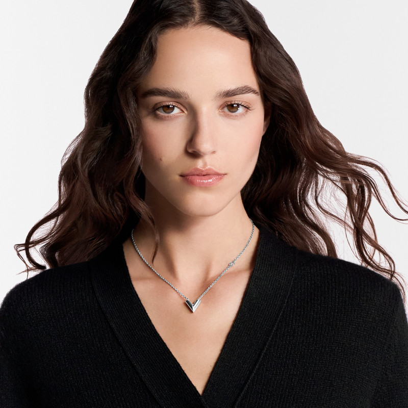Essential V Supple Necklace 4