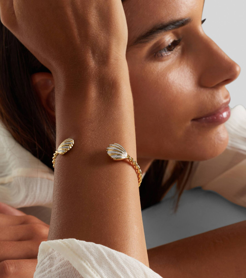 Yvonne Léon Jonc Coquillage 18kt gold bracelet with diamonds outlook
