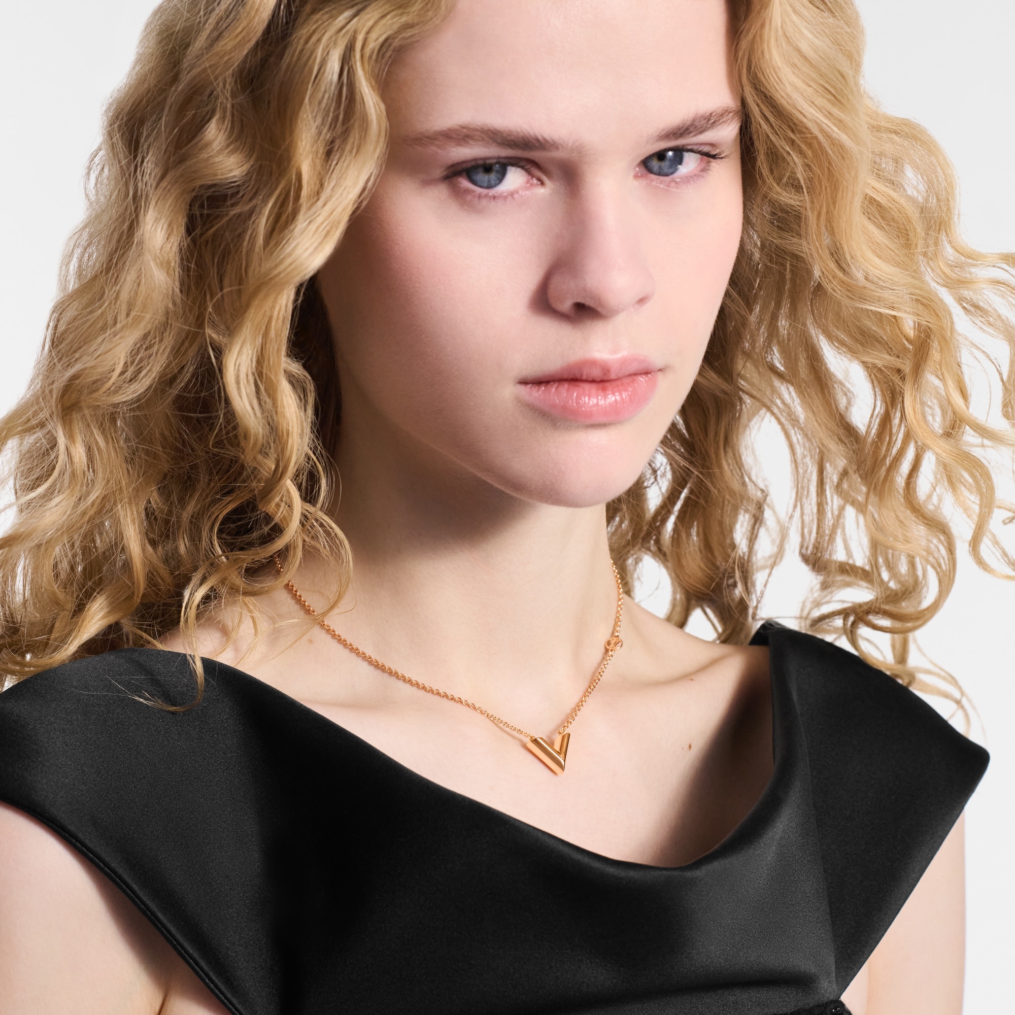 Essential V Necklace - 3