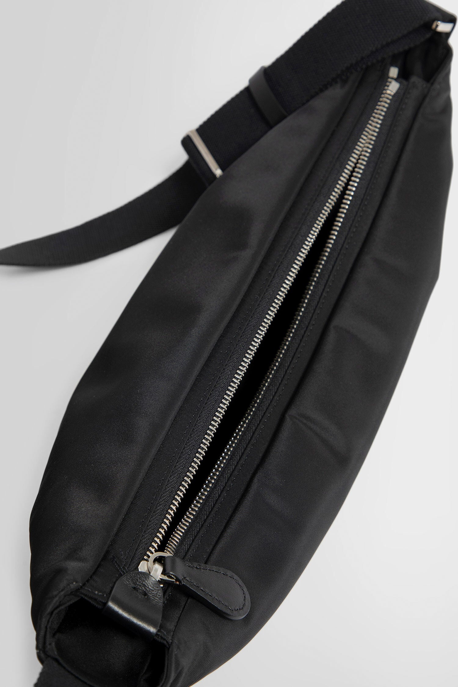 The Row Caiden クロスボディバッグ The Row Men's' Caiden Crossbody Bag in Brown | LN-CC®