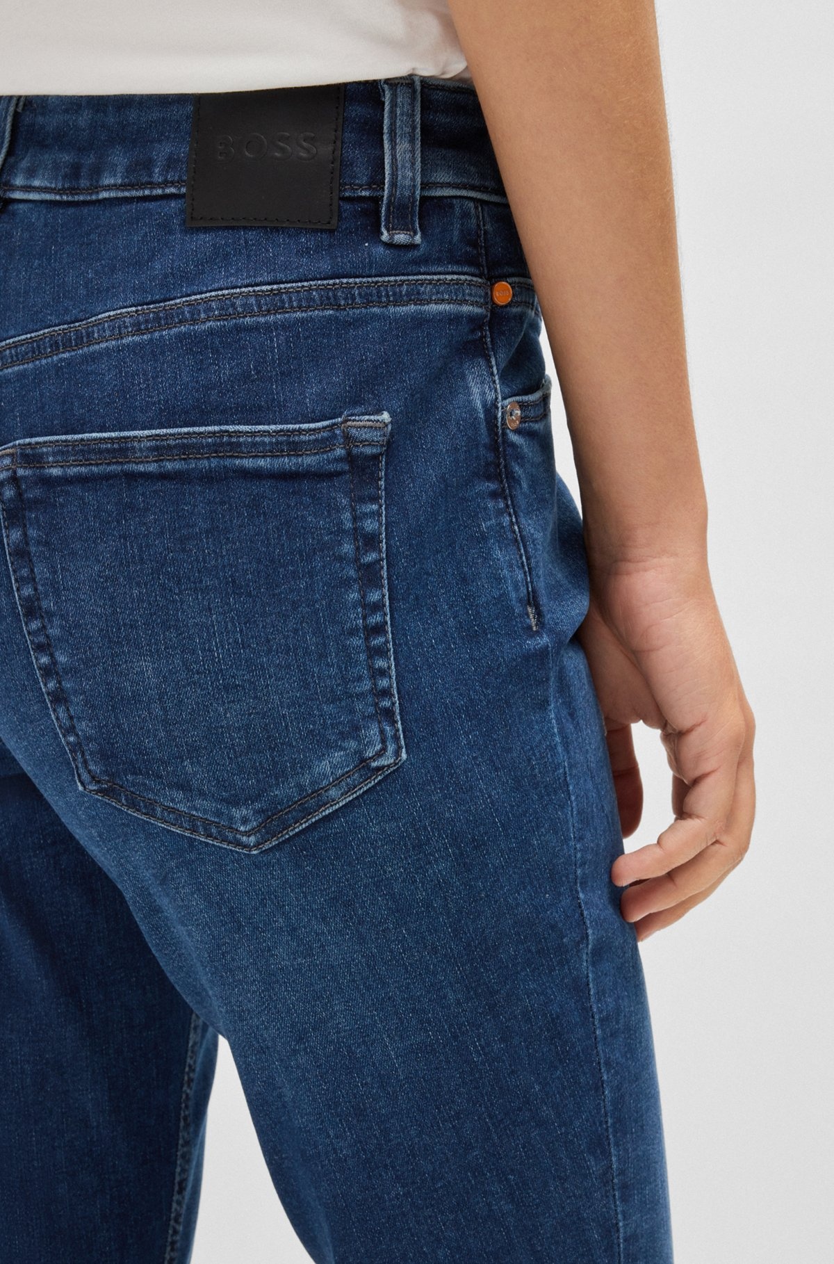 BLUE JEANS IN DISTRESSED STRETCH DENIM WITH FRAYED HEMS - 5