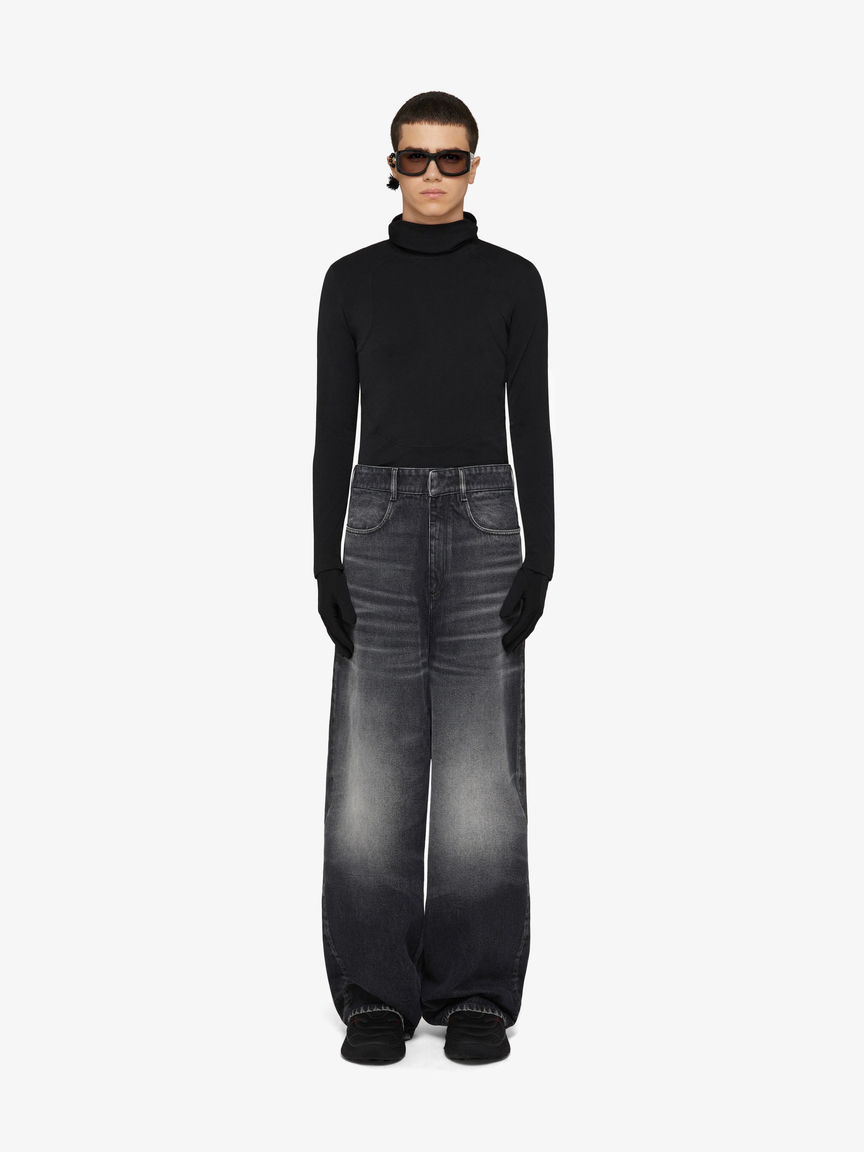 OVERSIZED JEANS IN WASHED-OUT DENIM - 2