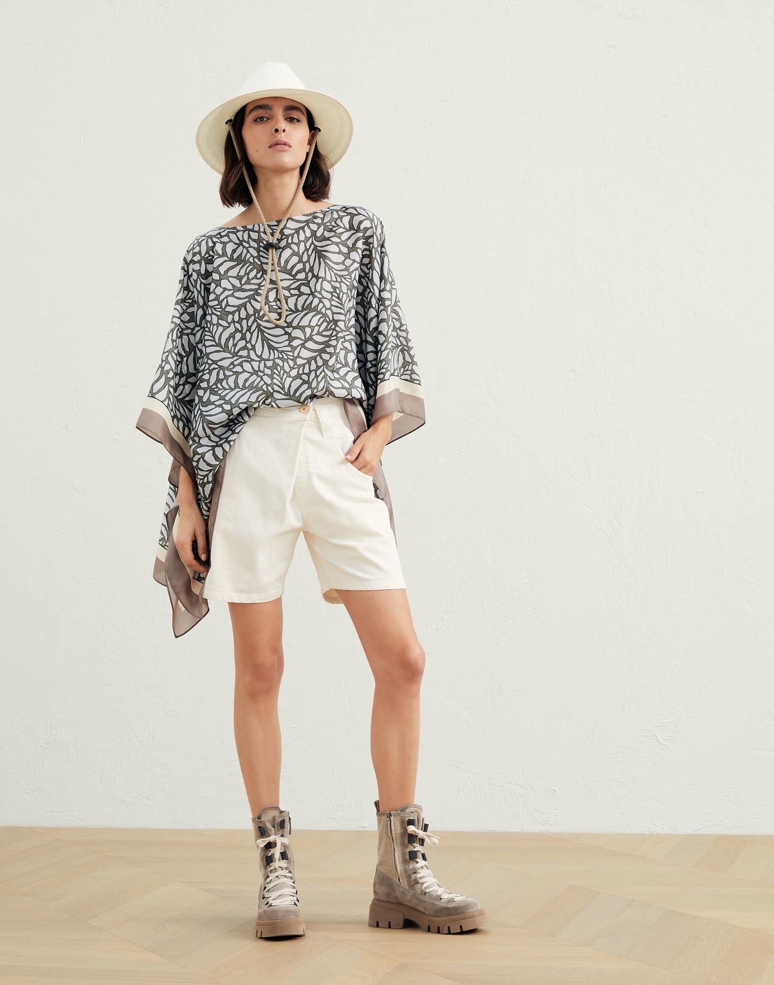 Garment-dyed wrap carpenter Bermuda shorts in comfort soft denim with shiny tab - 4