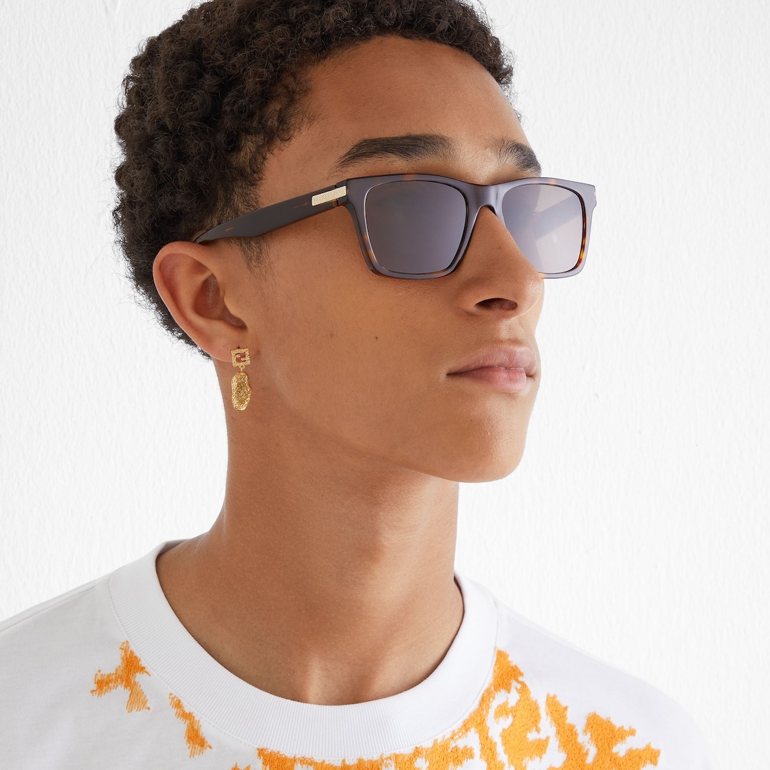 Rectangular Fendi Essential sunglasses in Havana acetate. Light gold-colored metal detail and engrav - 4