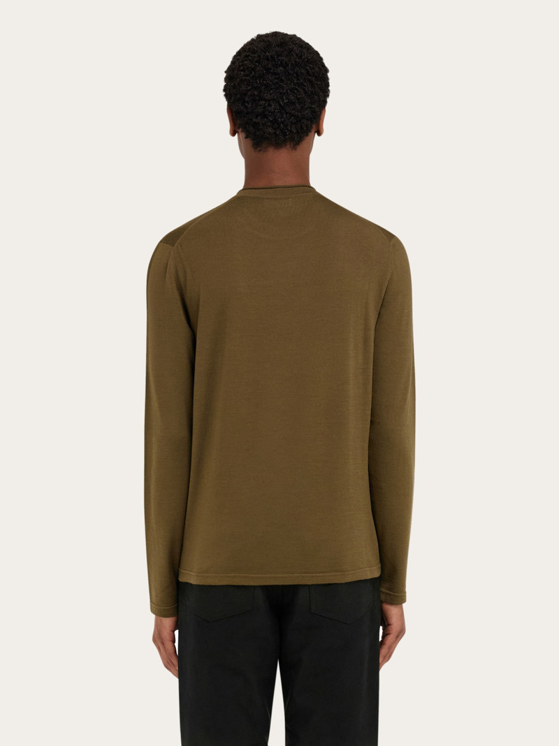 Light sweater with embroidered signature 3