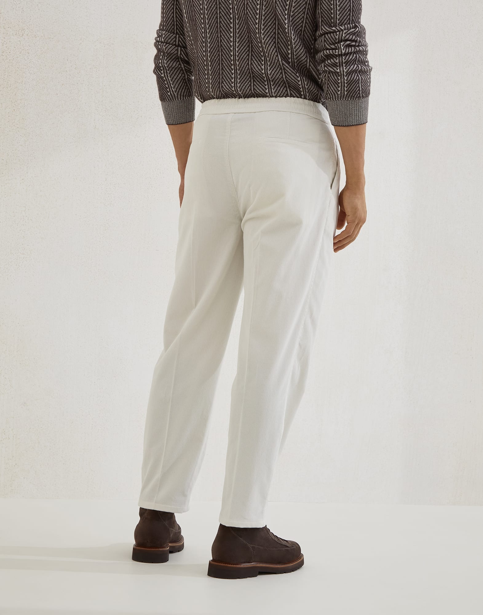 Garment-dyed leisure fit trousers in cotton narrow wale corduroy with drawstring and double pleats - 2