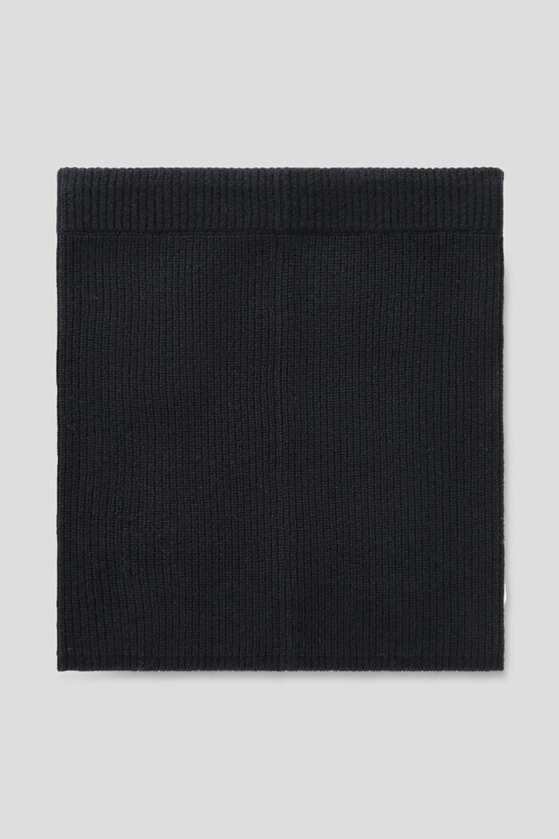 Lyra Loop scarf in Black 3