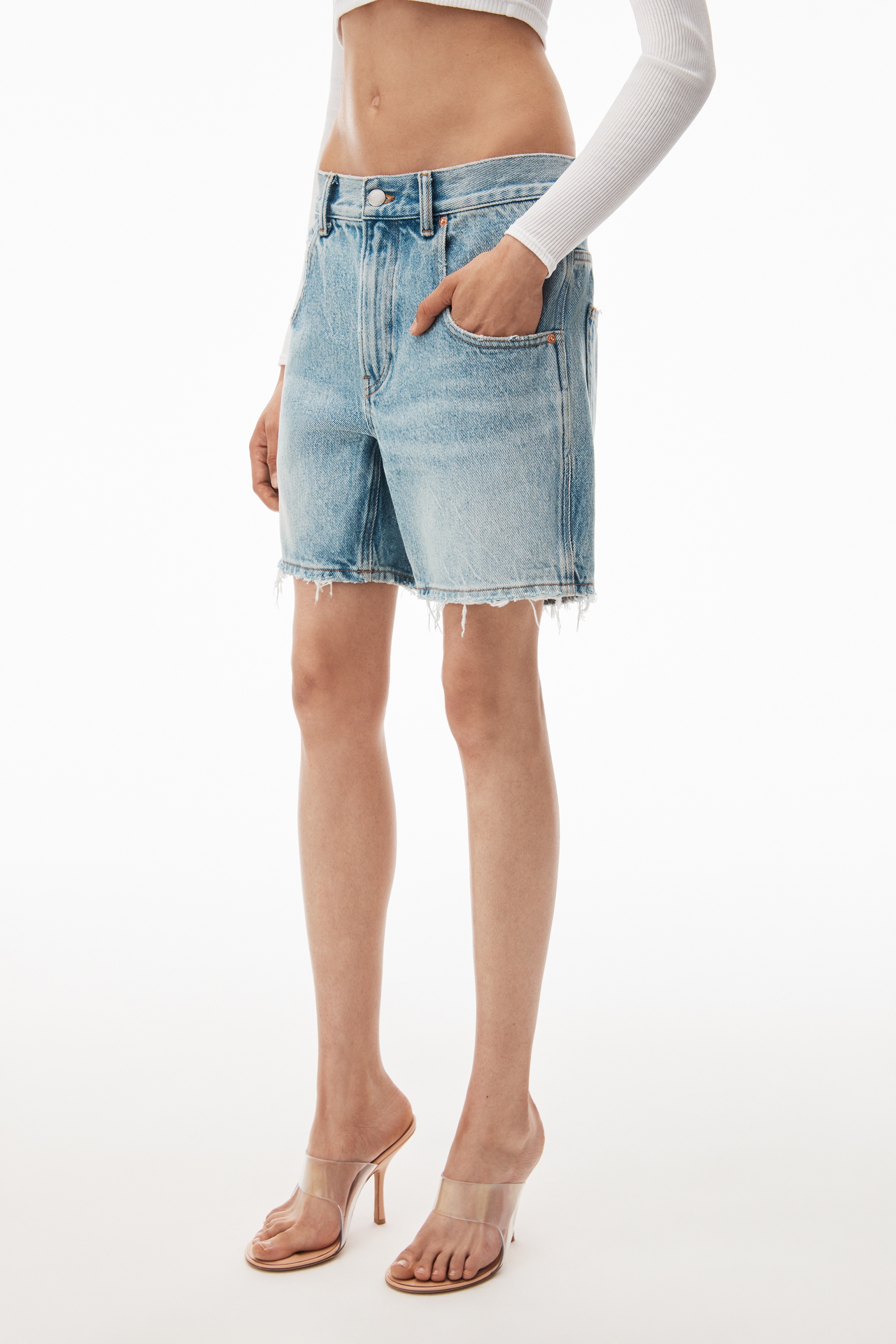 mid-rise loose short in denim - 3