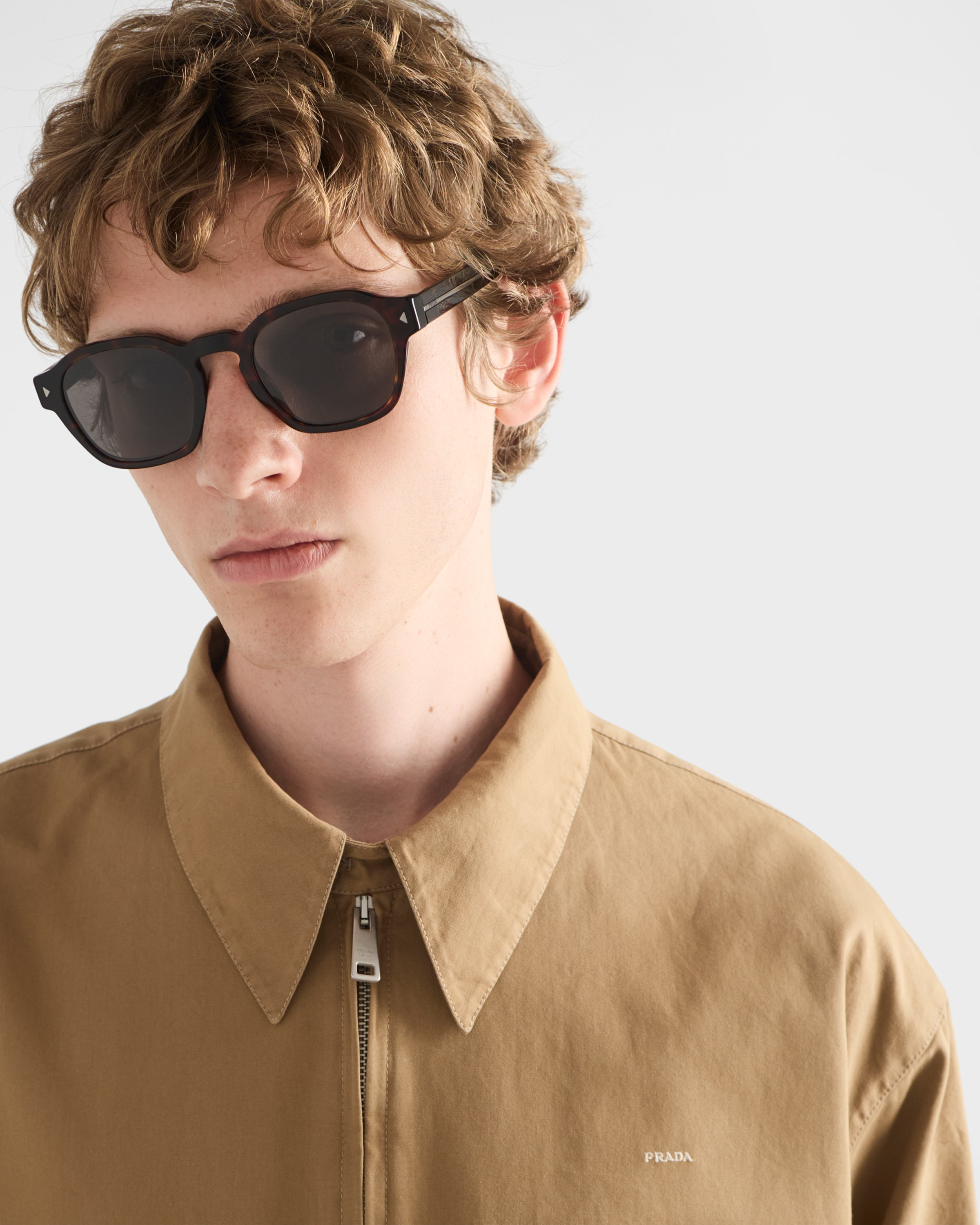 Sunglasses with the iconic metal plaque - 6