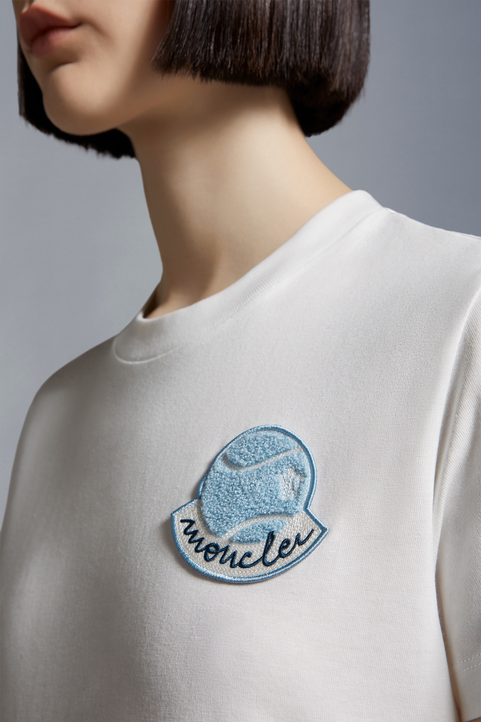 【MONCLER】テニス ロゴ パッチ T シャツ モンクレール MONCLER メンズトップス 胸テニスボール＆ロゴ T