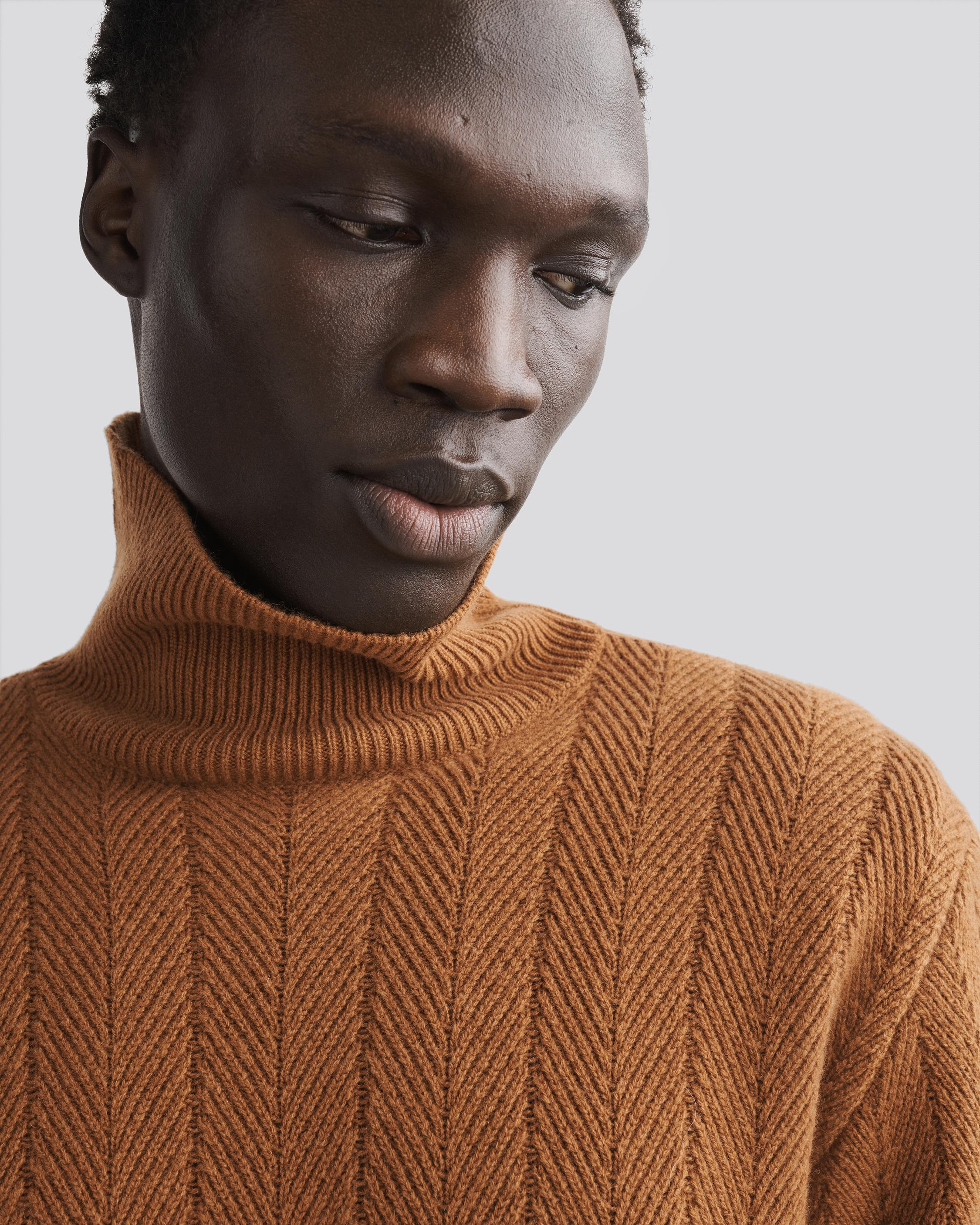 Durham Herringbone Cashmere Turtleneck
Relaxed Fit - 2