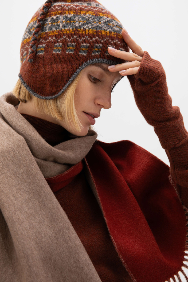 Johnstons of Elgin Red Cashmere Wrist Warmers outlook