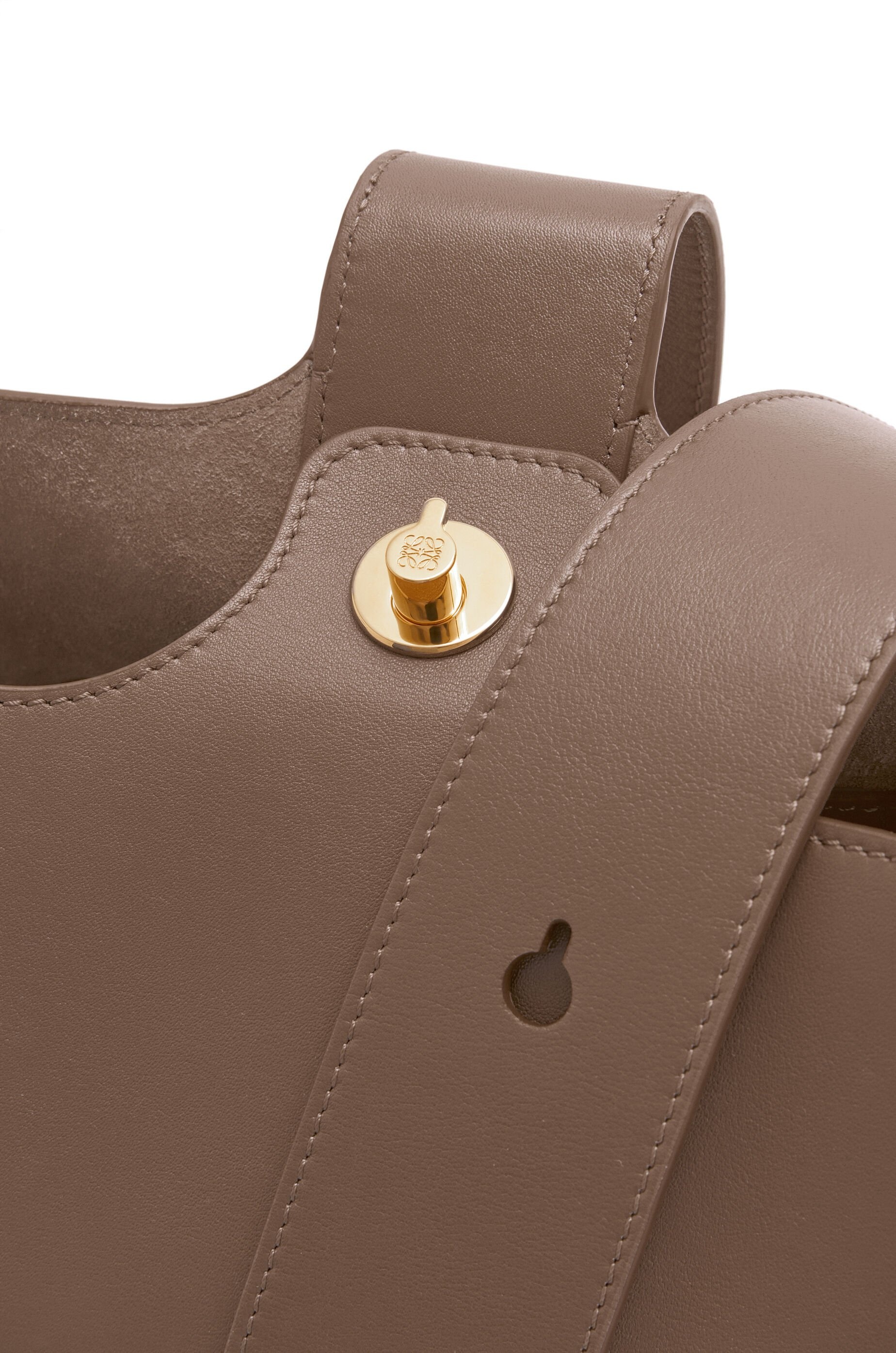 Medium Pebble bucket in mellow calfskin - 8