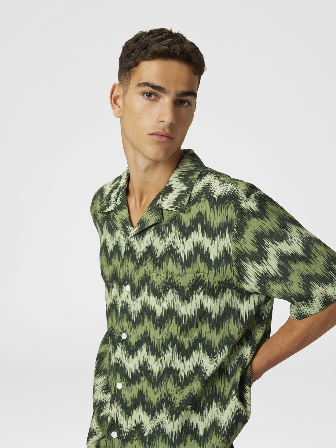 Bowling shirt in zig zag viscose printed with disturbed frequency - 4