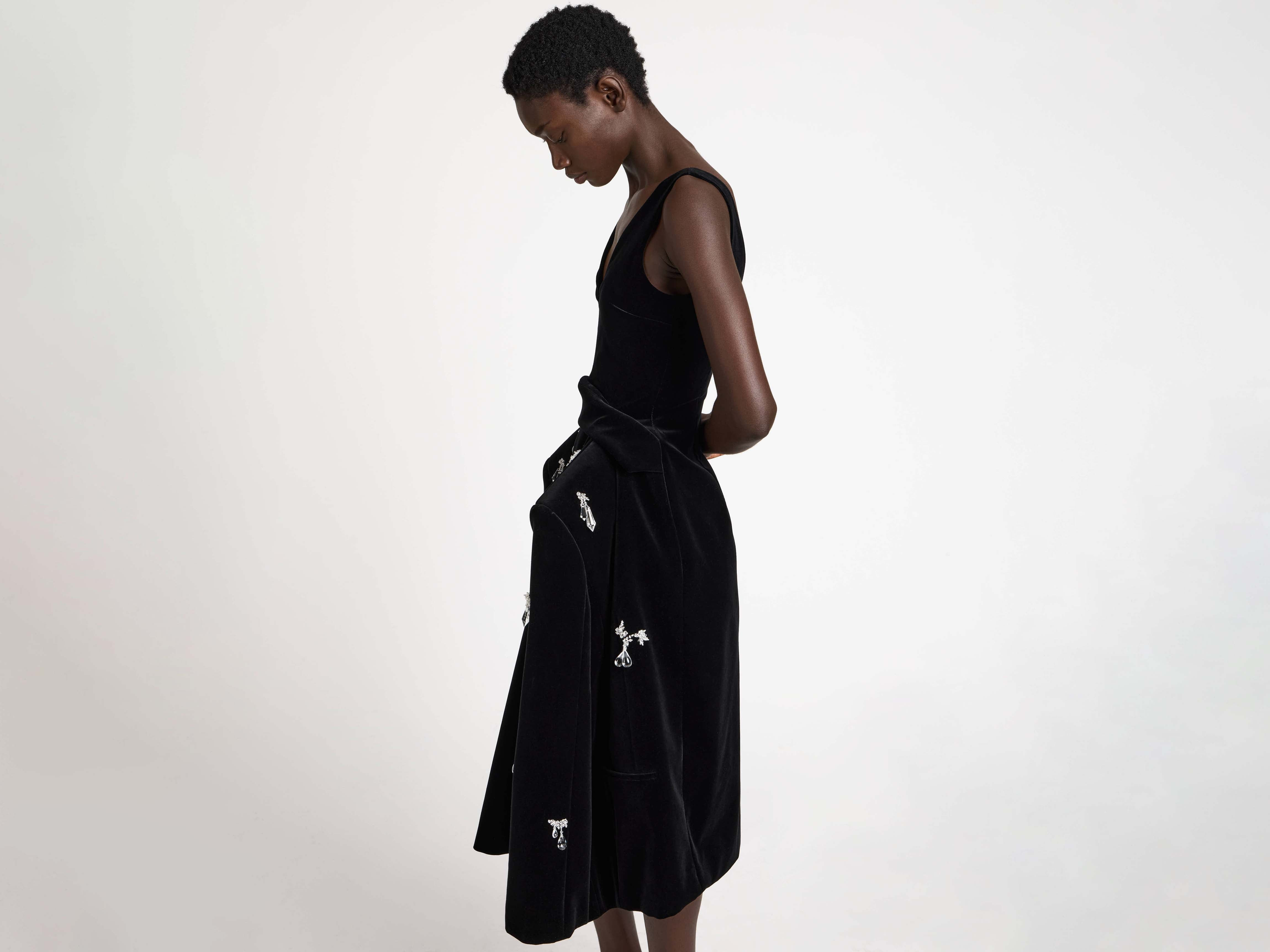 STRUCTURED EMBELLISHED DRESS IN BLACK - 5
