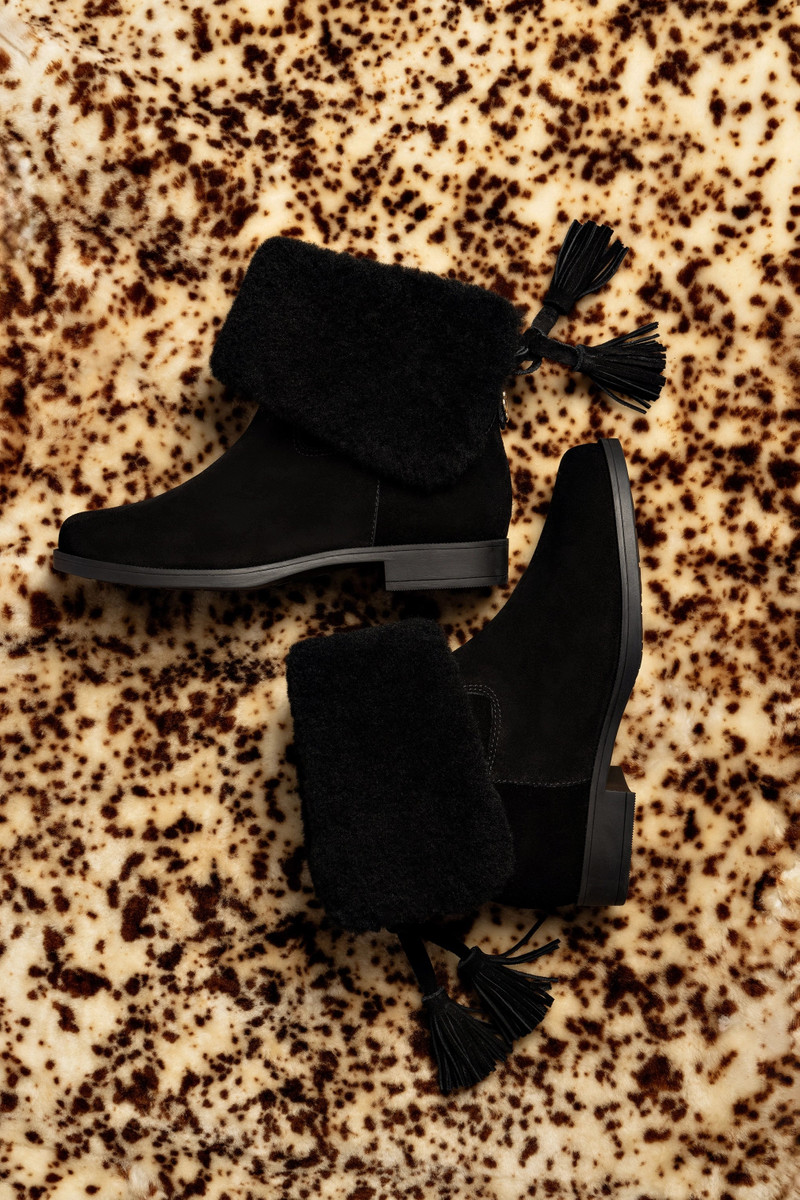 Larroudé Verbier Bootie In Black Suede and Black Shearling outlook