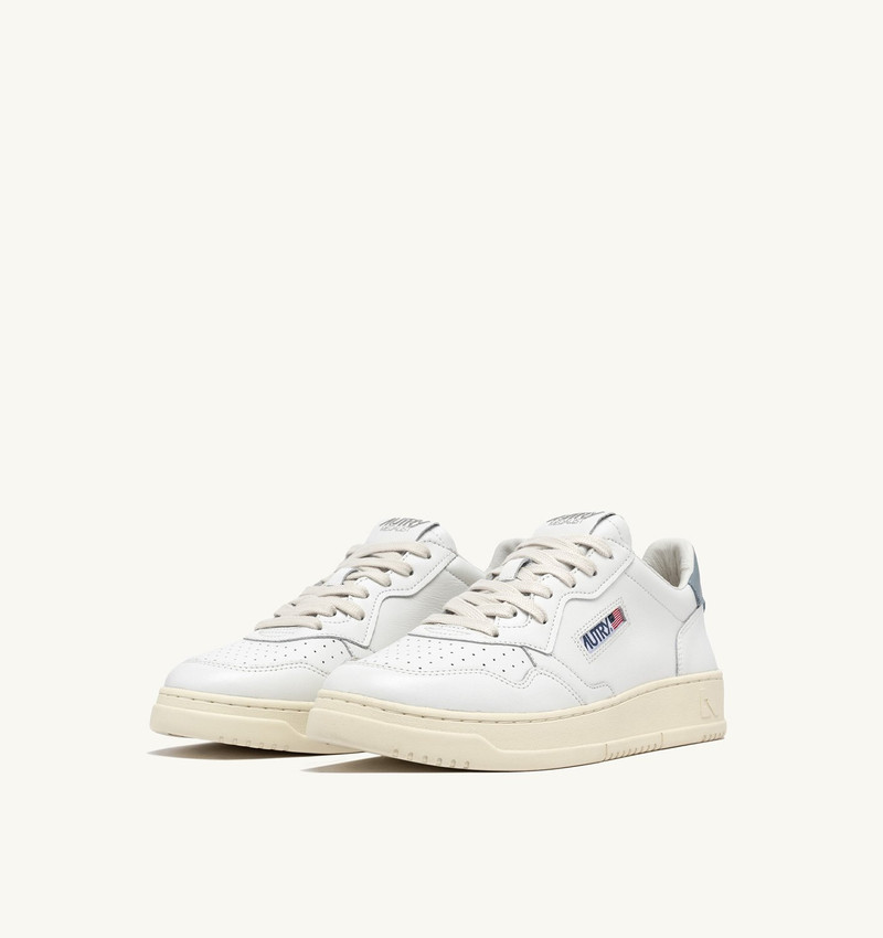 AUTRY MEDALIST LOW SNEAKERS IN WHITE AND SILVER BLUE LEATHER outlook
