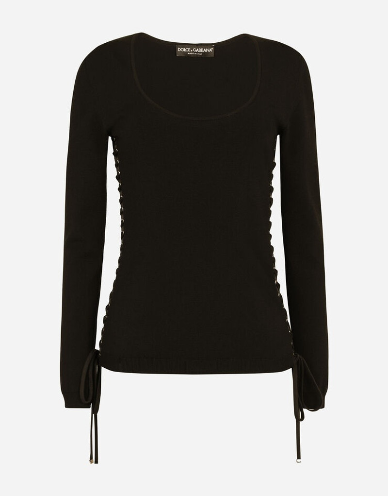 비스듬한 스웨터와 eyelets 1