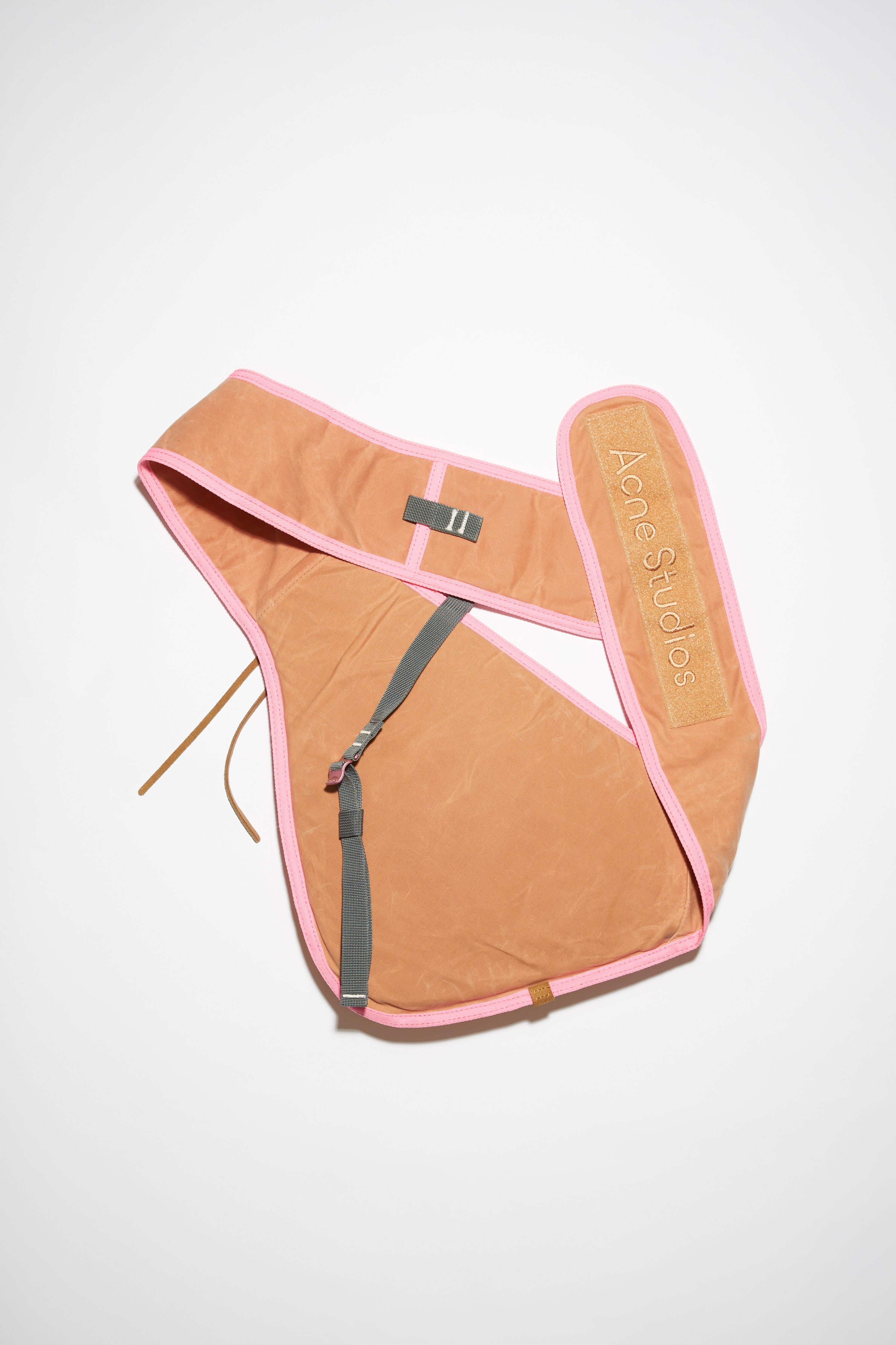 23aw Acne Studious スリングバックパック　ピンク Acne Studios Sling backpack - Pink/Fluo Pink | REVERSIBLE