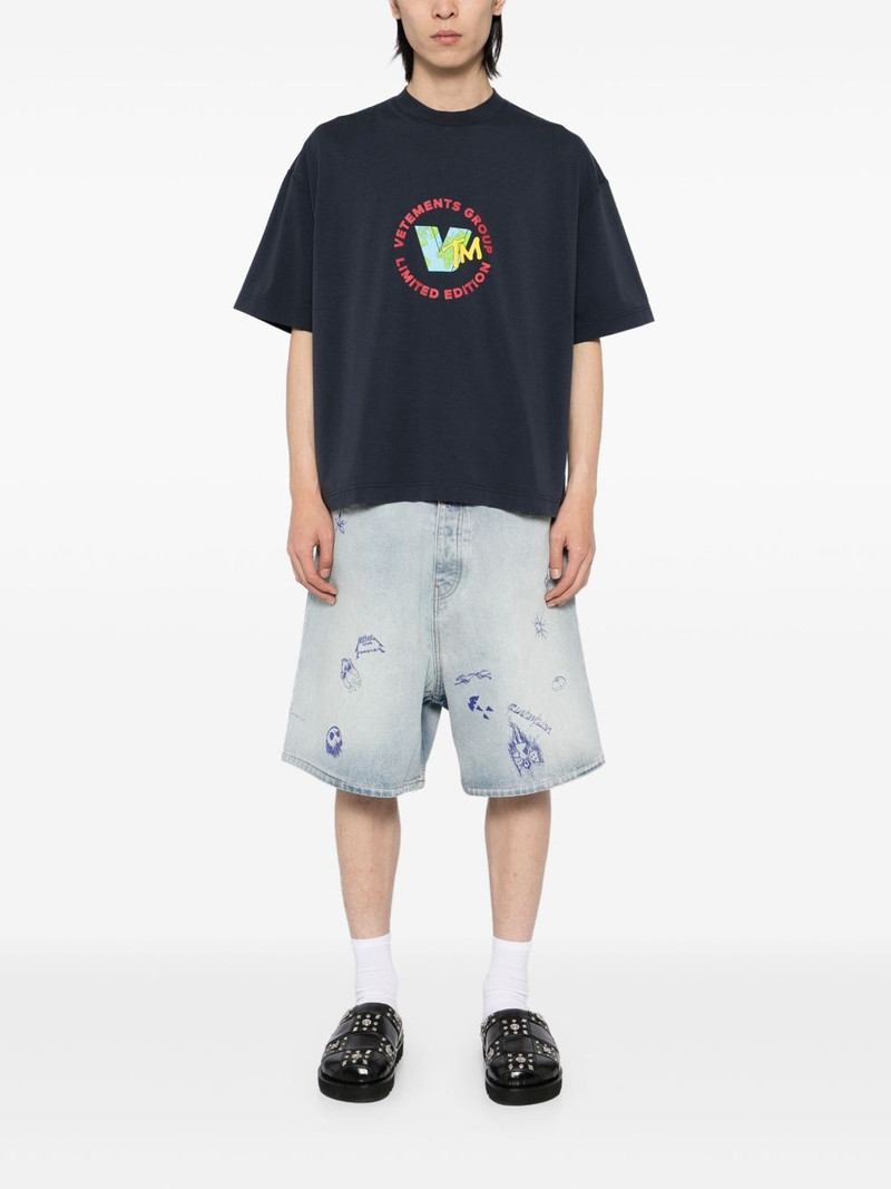 VETEMENTS graphic-print shorts outlook
