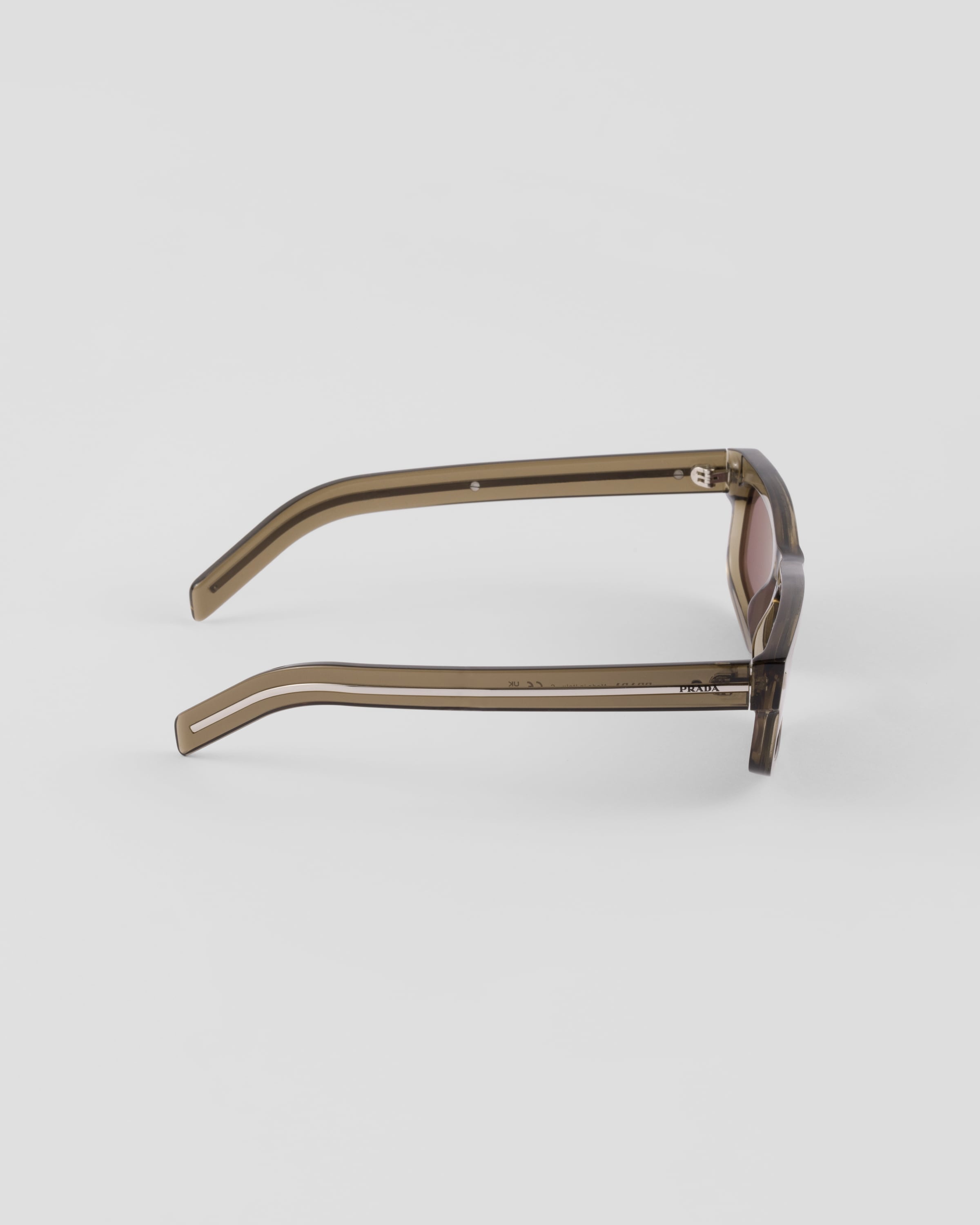 Sunglasses with the iconic metal plaque - 4