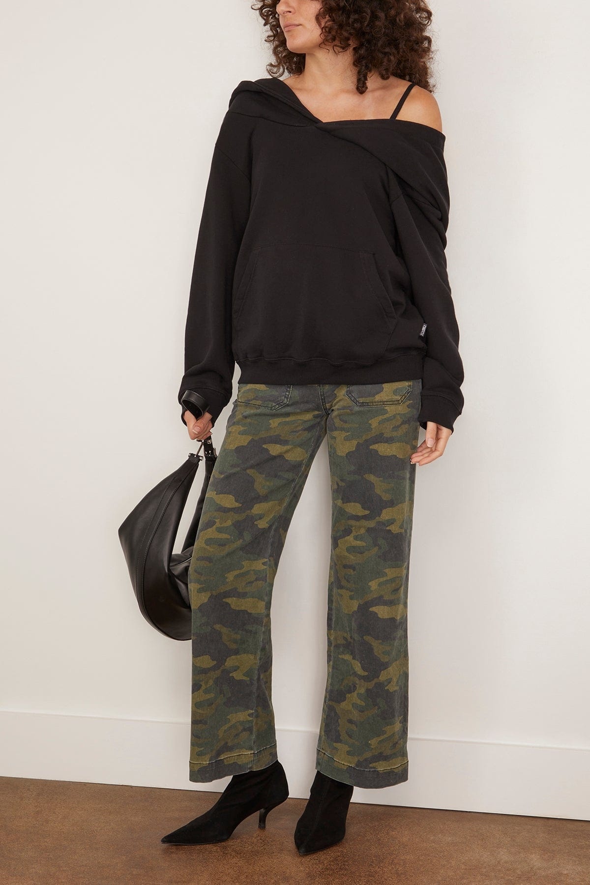 Sweatshirt in Black - 2