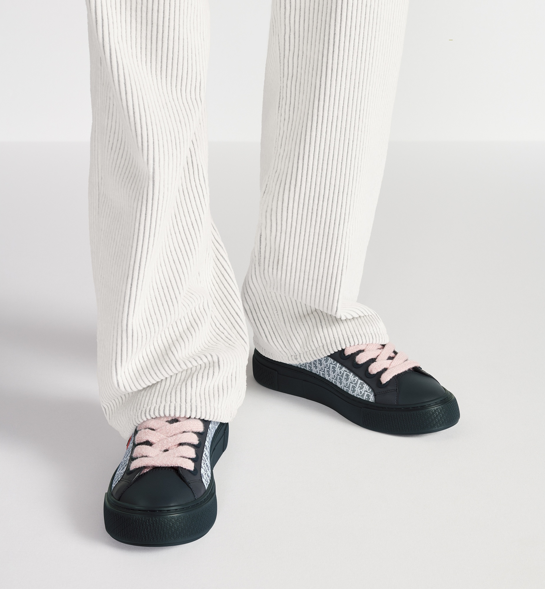 DIOR AND KAWS B33 Sneaker – LIMITED AND NUMBERED EDITION - 2