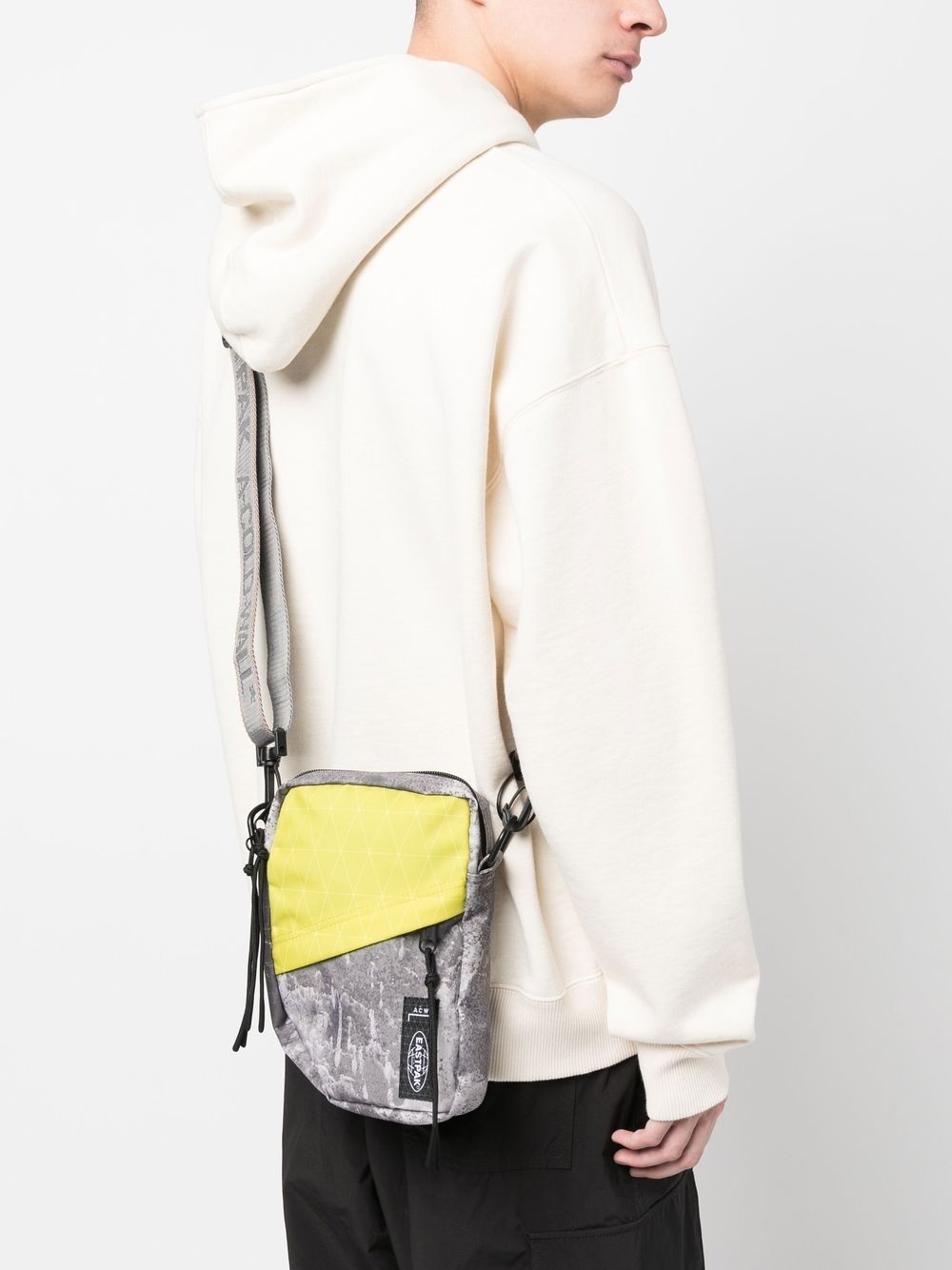 abstract-print panelled shoulder bag - 2