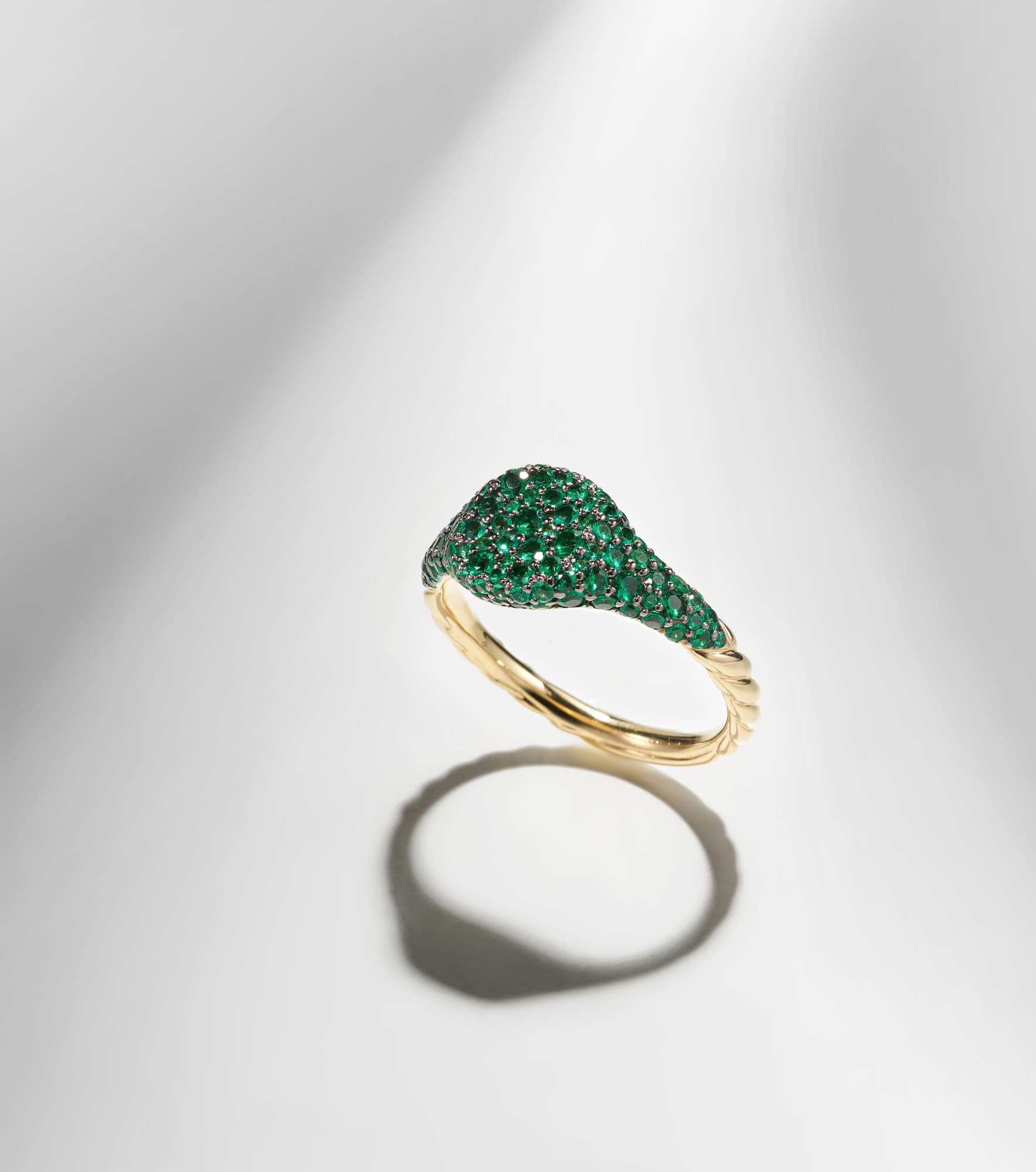 Petite Pavé 18kt gold pinky ring with emeralds - 5