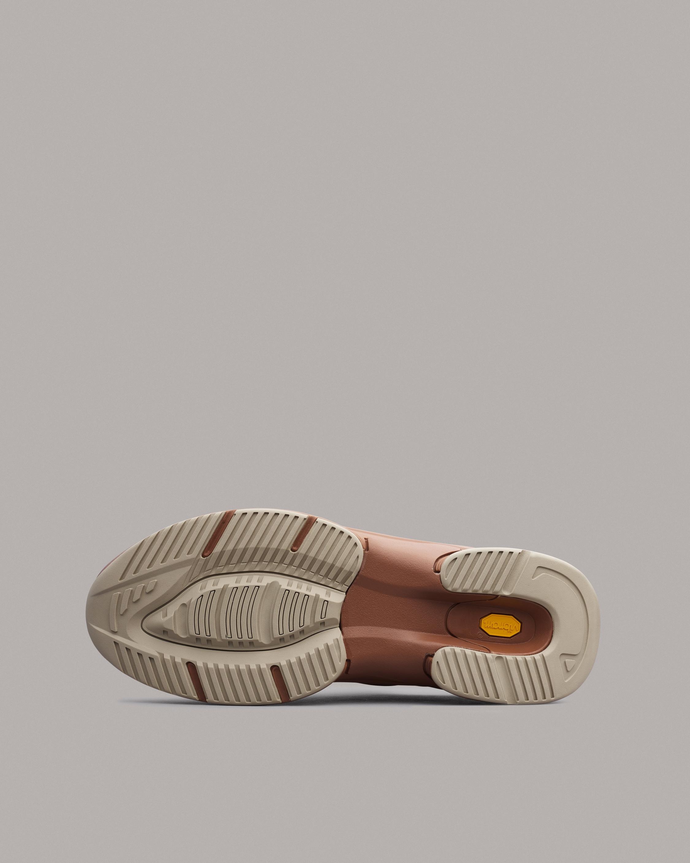RB Legacy Runner - Suede
Low Top Sneaker - 4