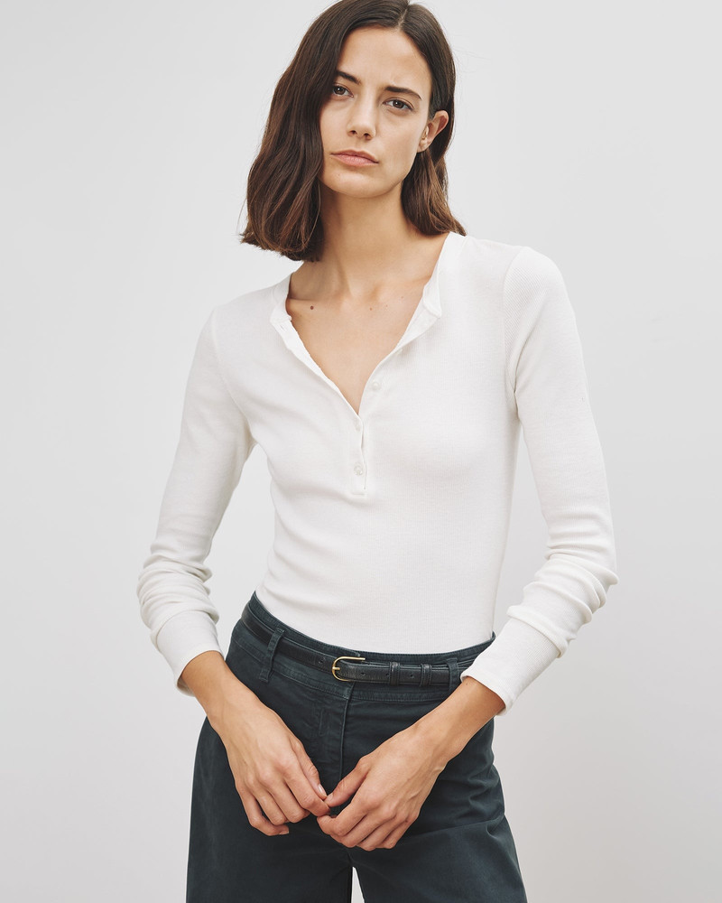 NILI LOTAN JORDAN HENLEY TEE outlook