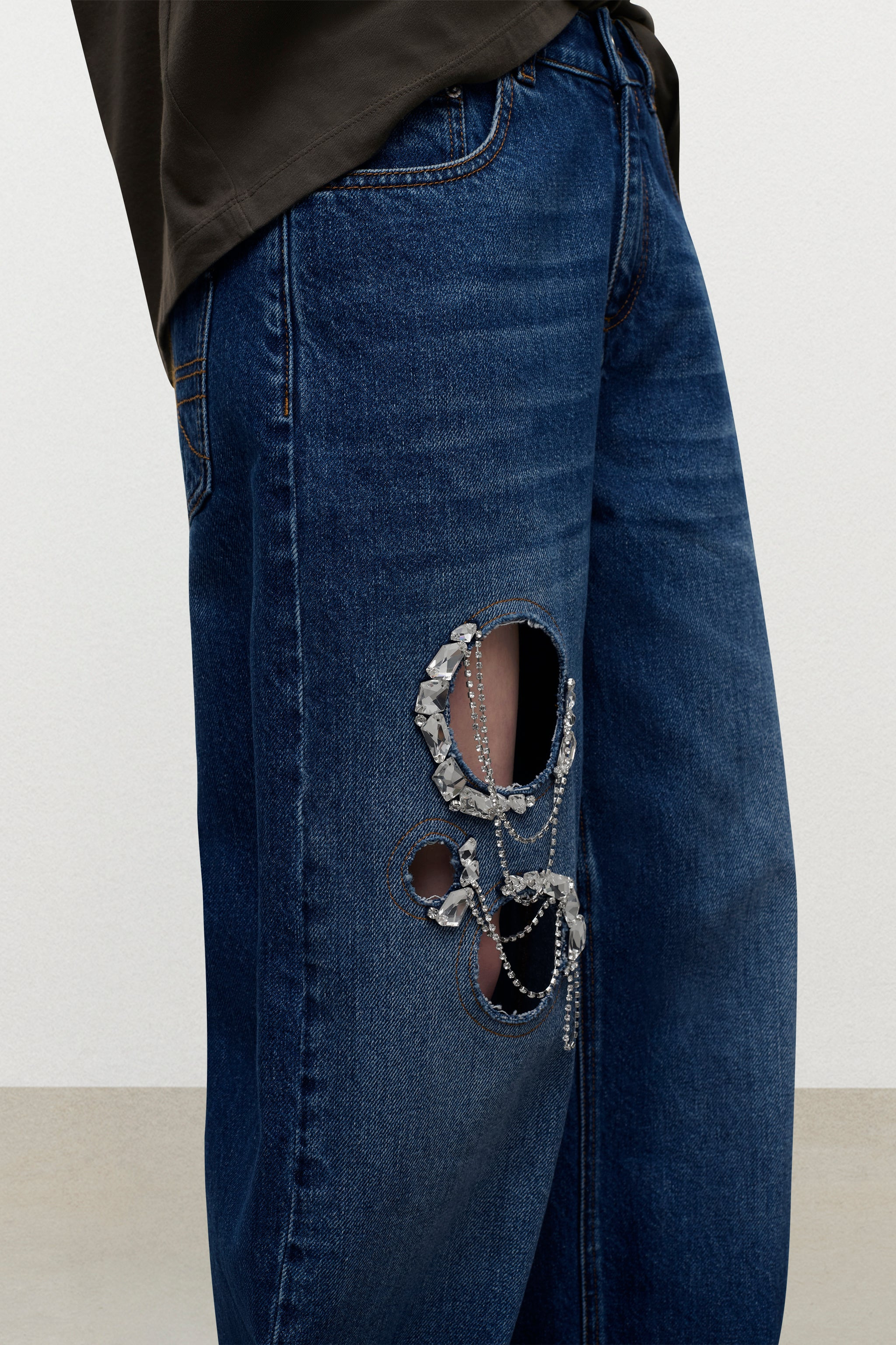 CRYSTAL CHAIN CUTOUT RELAXED JEAN - 6