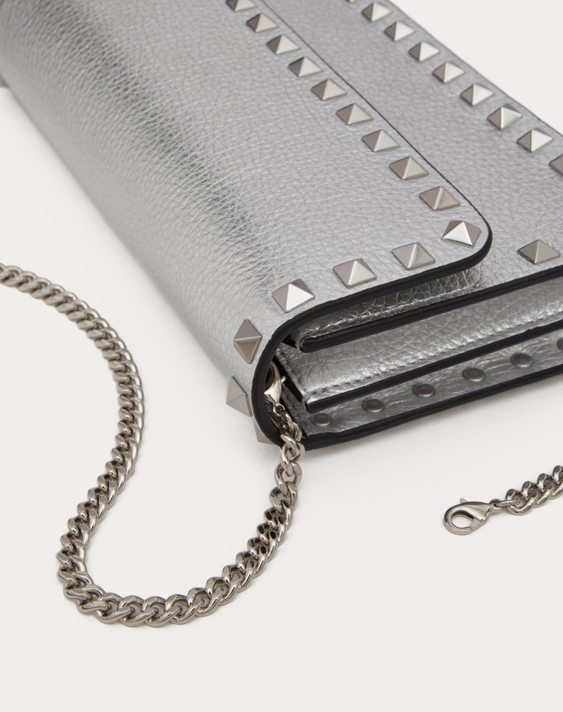 ROCKSTUD METALLIC GRAINY CALFSKIN WALLET WITH CHAIN 7