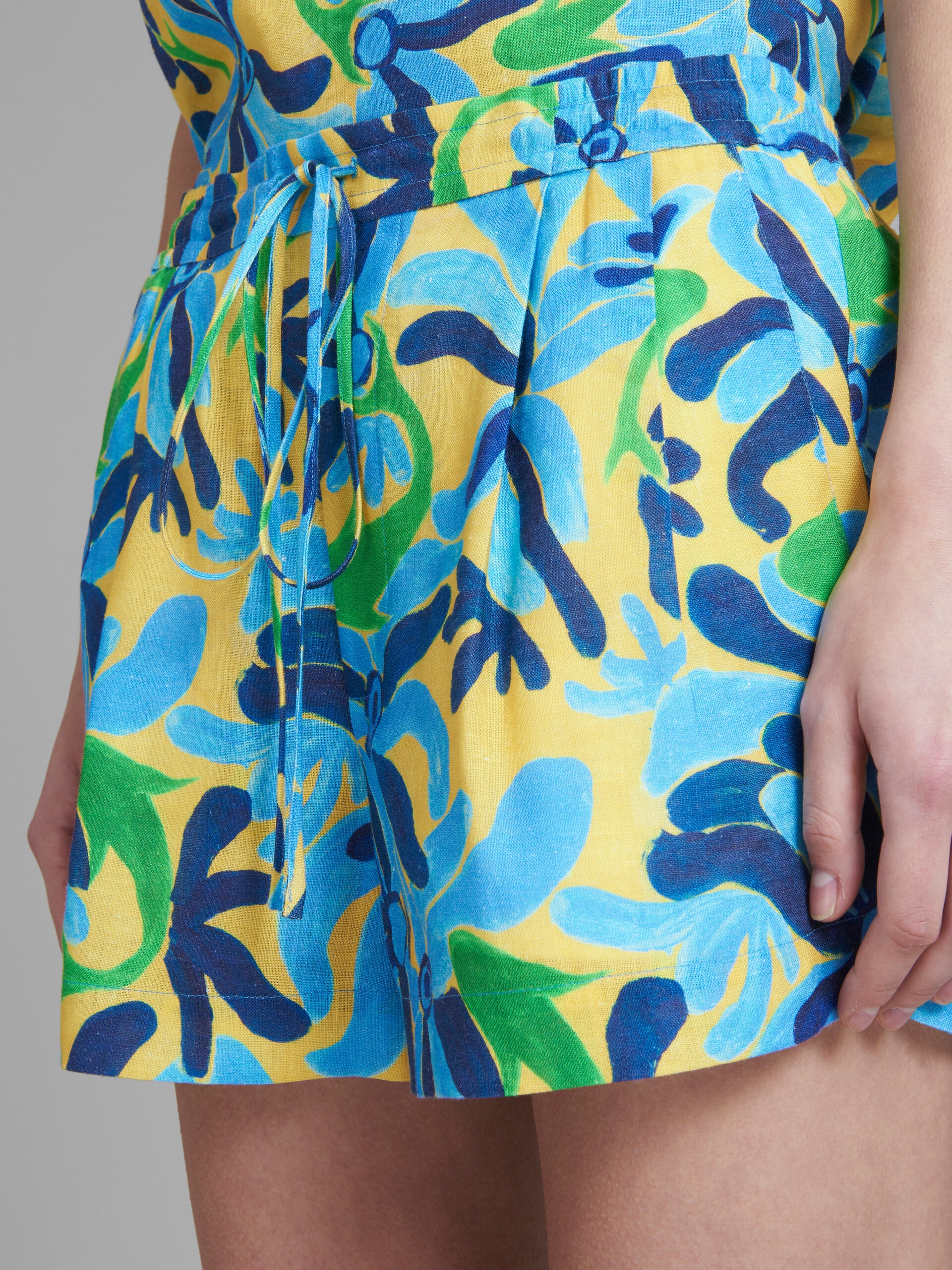 MARNI X NO VACANCY INN - LINEN AND VISCOSE SHORTS WITH CHIPPY FISHES PRINT - 4