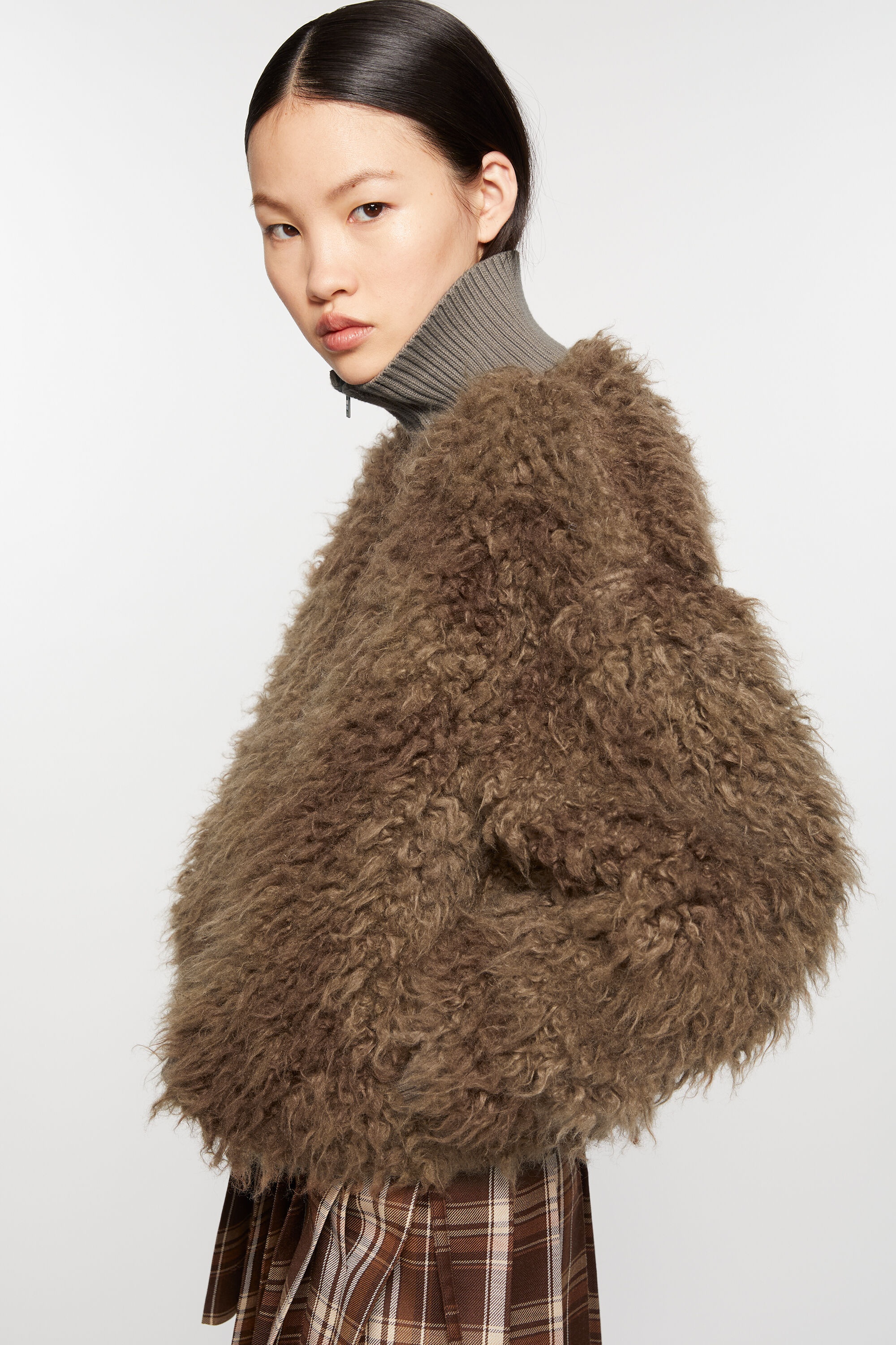 ムートン・ファーコート Acne Studios Fur Jacket Mud Brown A90611DLD A90611DLDFW24 Acne Studios Furry jacket - Mud Brown | REVERSIBLE