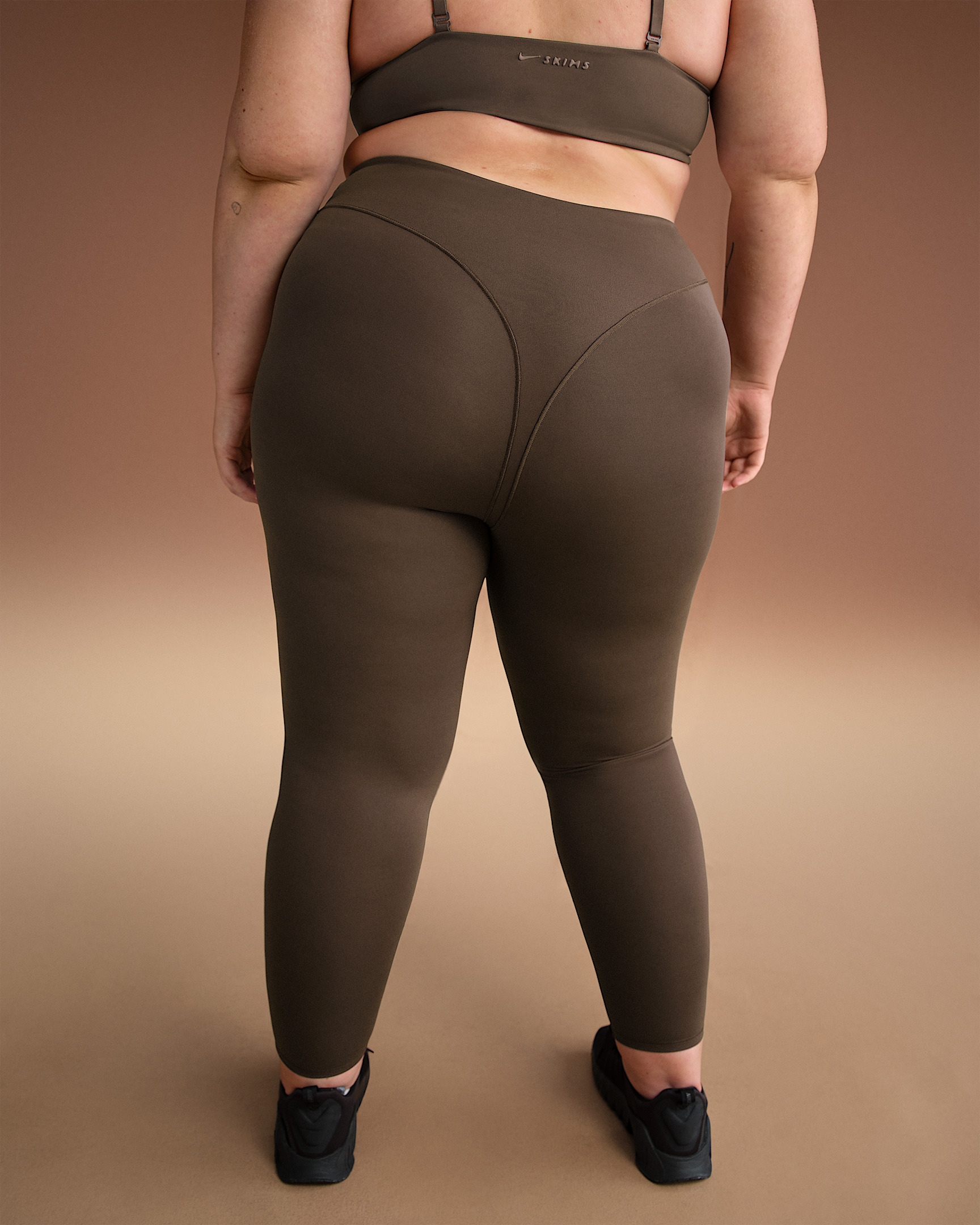 NikeSKIMS Matte Women's High-Waisted V-Line 26" Leggings - 8