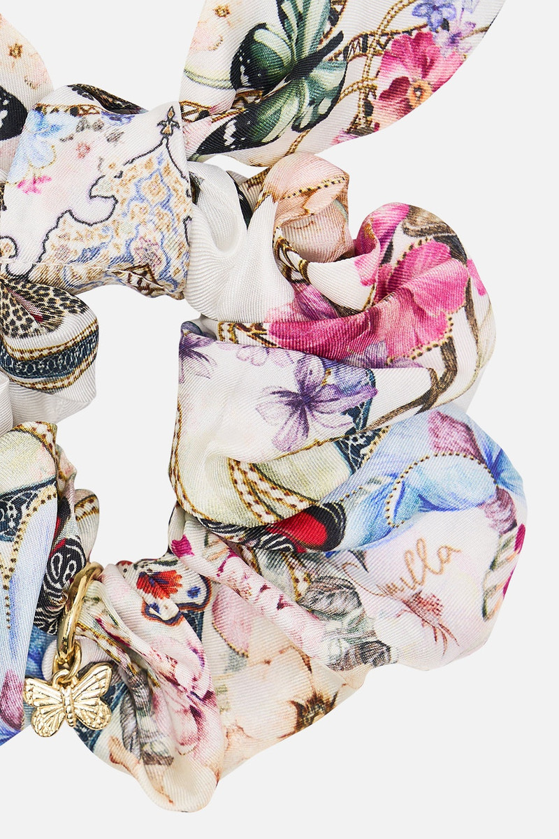 CAMILLA SCRUNCHIE WITH TRINKET outlook