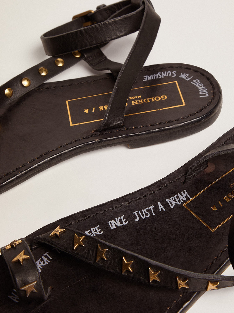 Women's flat sandals in black leather with gold stars 4
