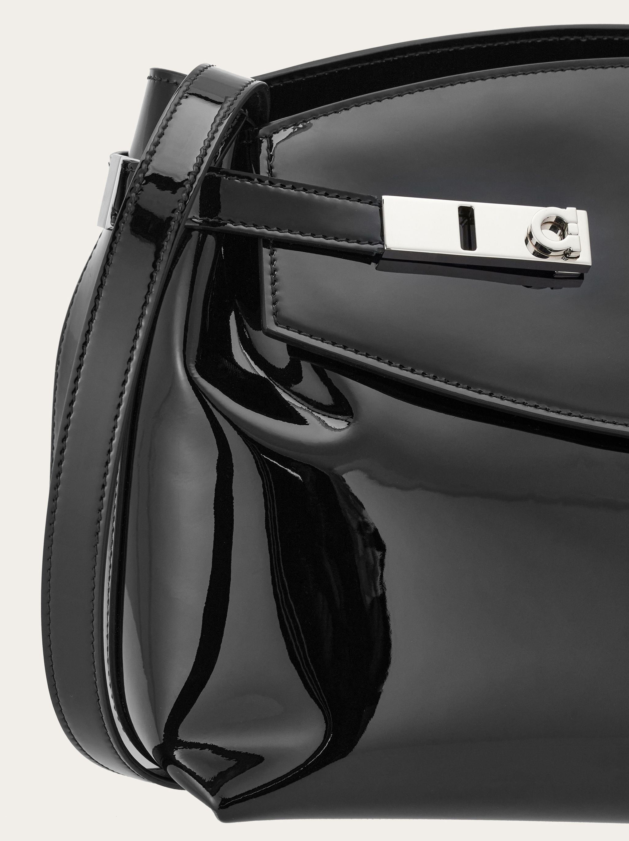 ポーチ Salvatore Ferragamo Hug Pouch L FERRAGAMO Hug pouch (L) | REVERSIBLE