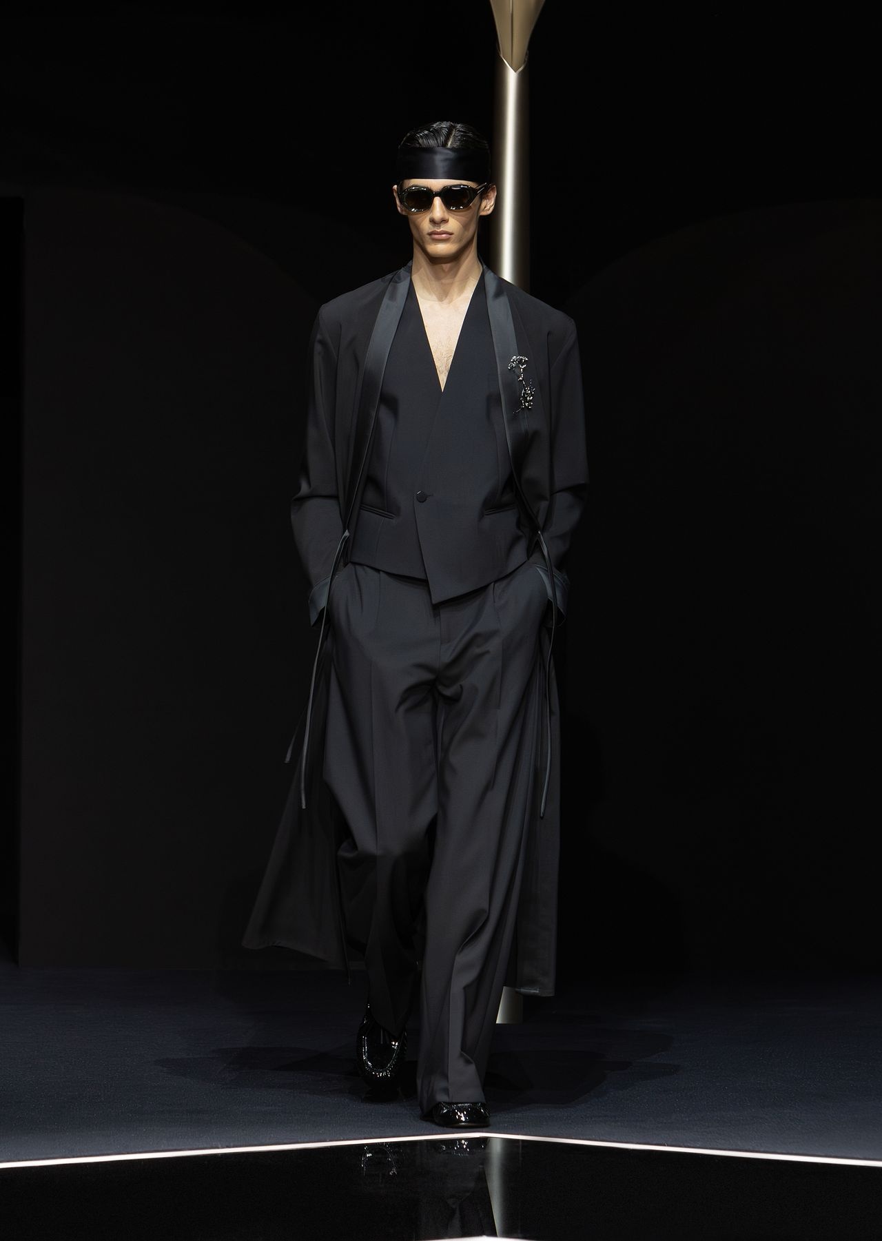 Crisp-feel tropical virgin light wool overcoat with robe fastening - 7