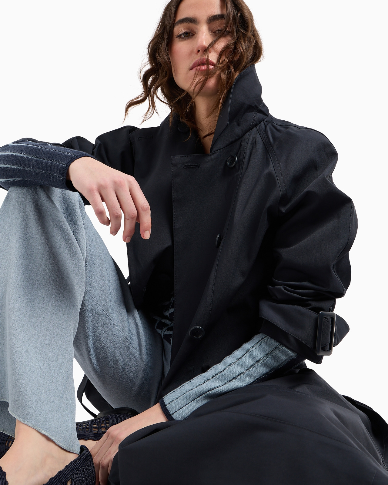 Double-breasted trench coat with belt in water-repellent technical cotton - 5