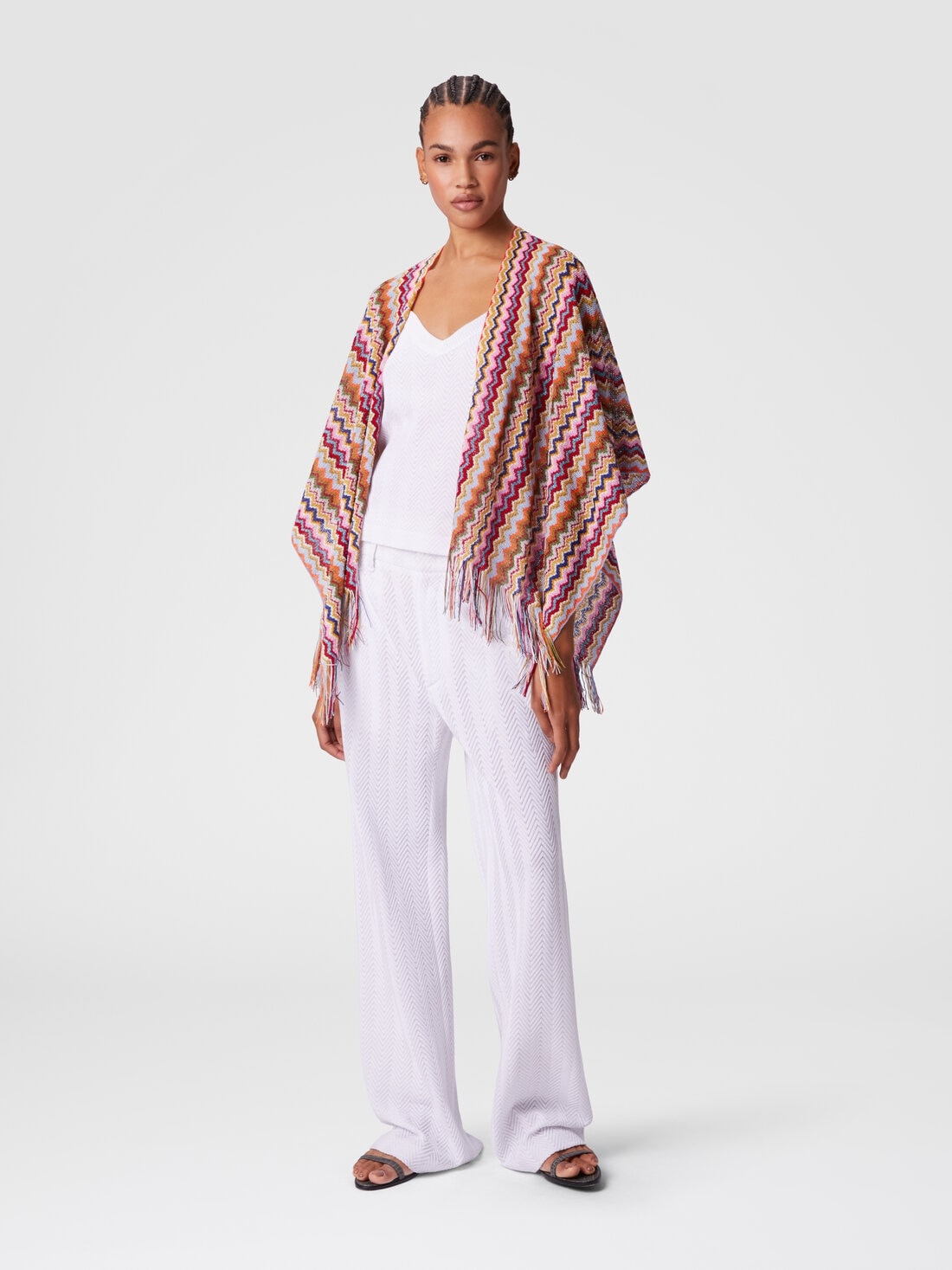 Knit poncho with chevron pattern and fringes - 2