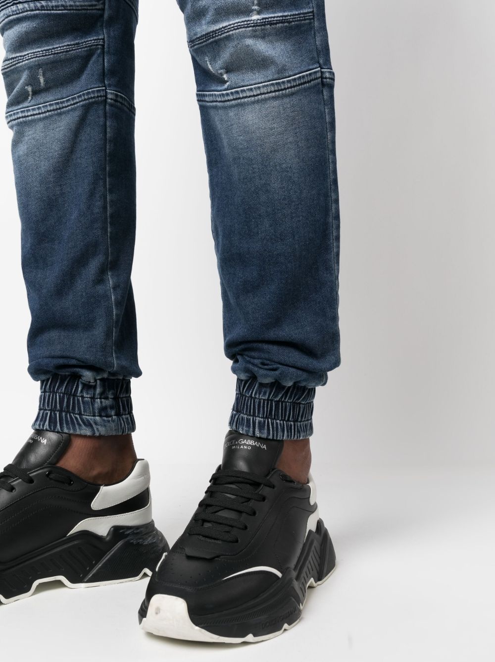 mid-rise tapered-leg jeans - 5