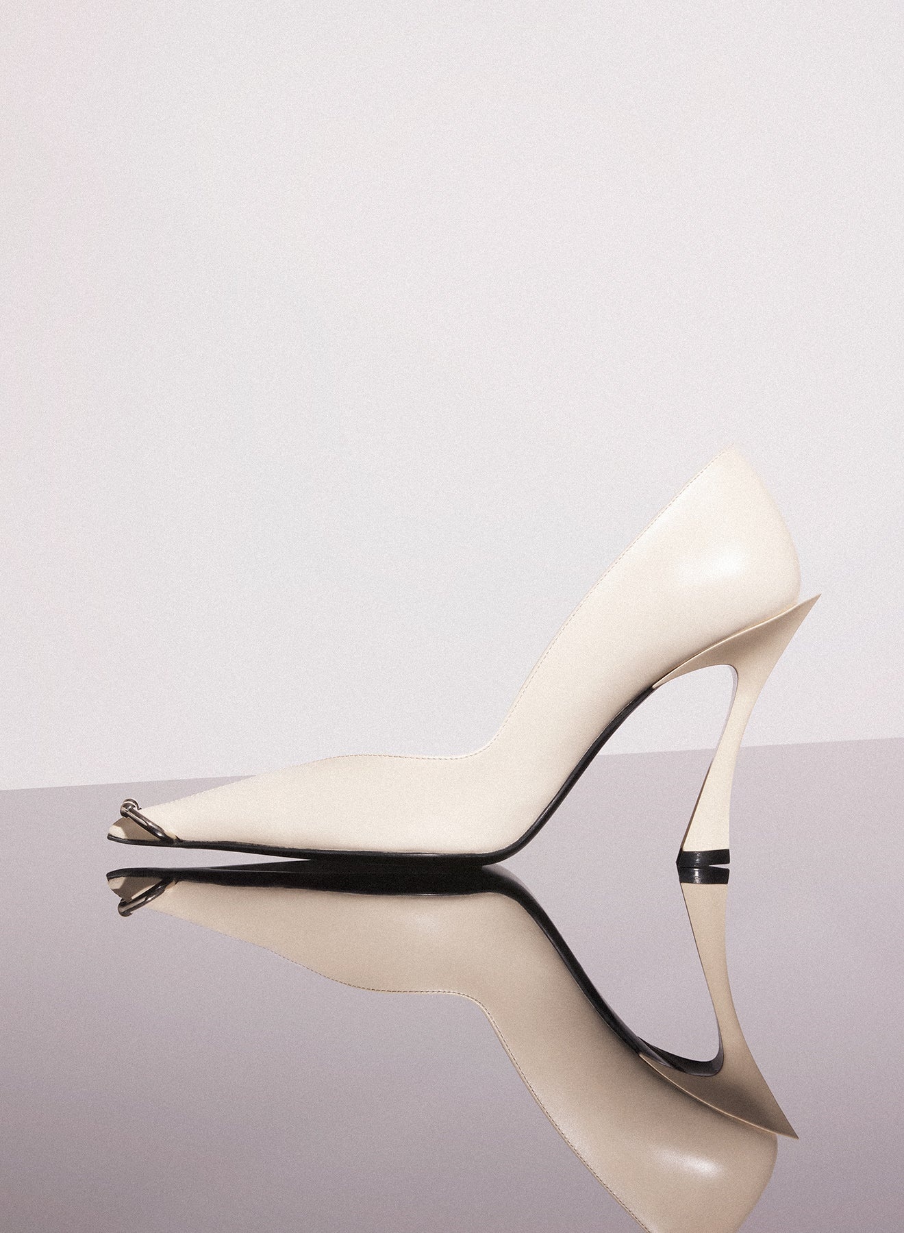 ivory leather piercing fang 95 pump - 2