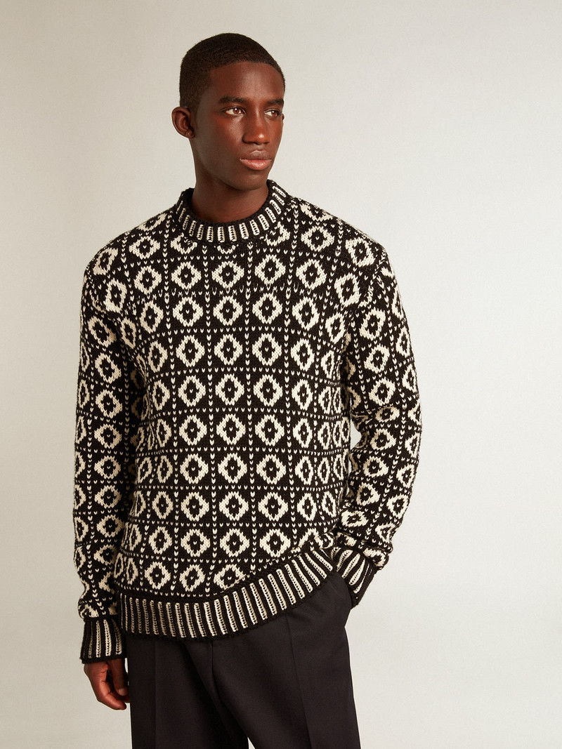 Round-neck sweater with geometric pattern in vintage white and black 5