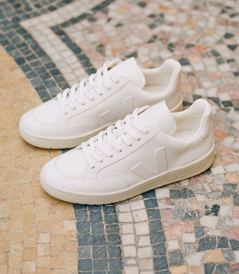 VEJA V-12 LEATHER WHITE outlook